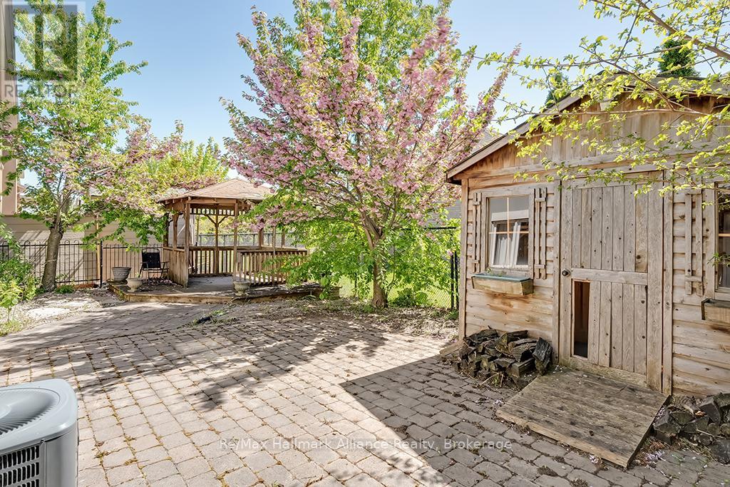 2240 BLACKBIRD COURT