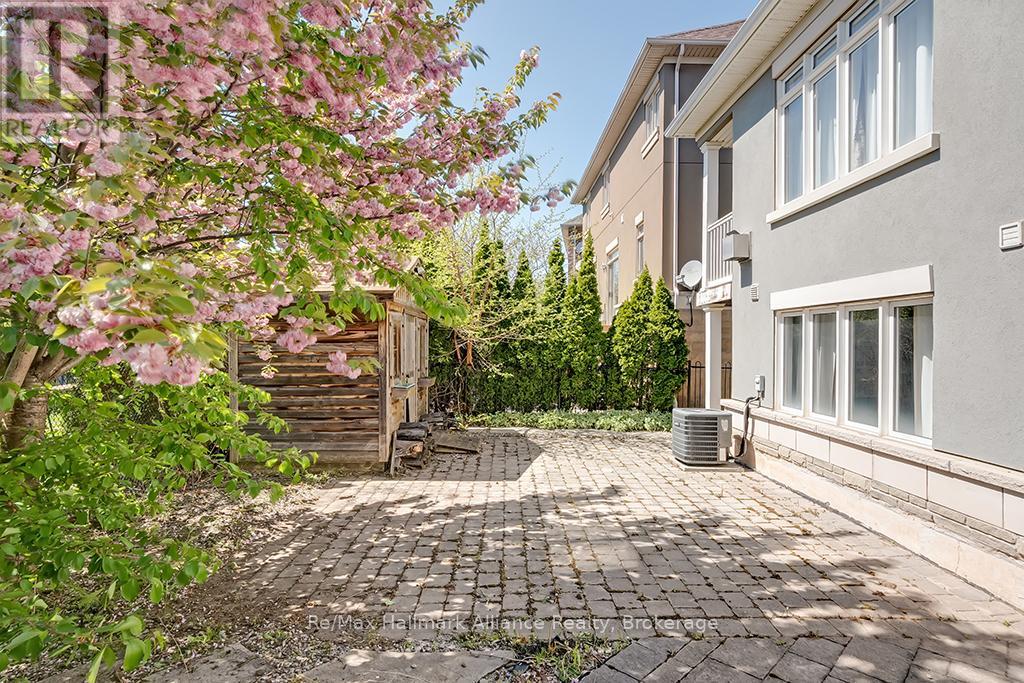 2240 BLACKBIRD COURT