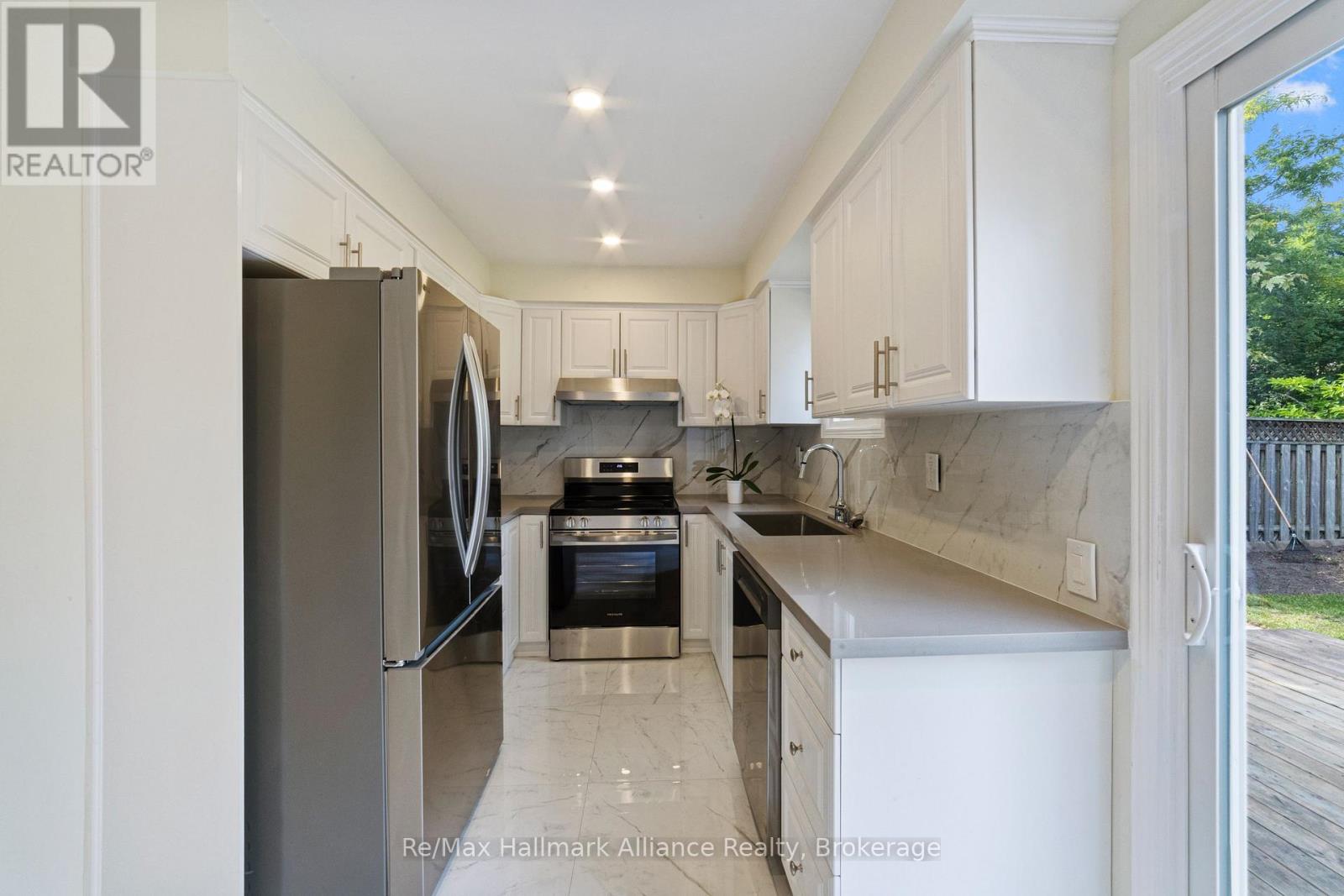 2051 GLENADA CRESCENT