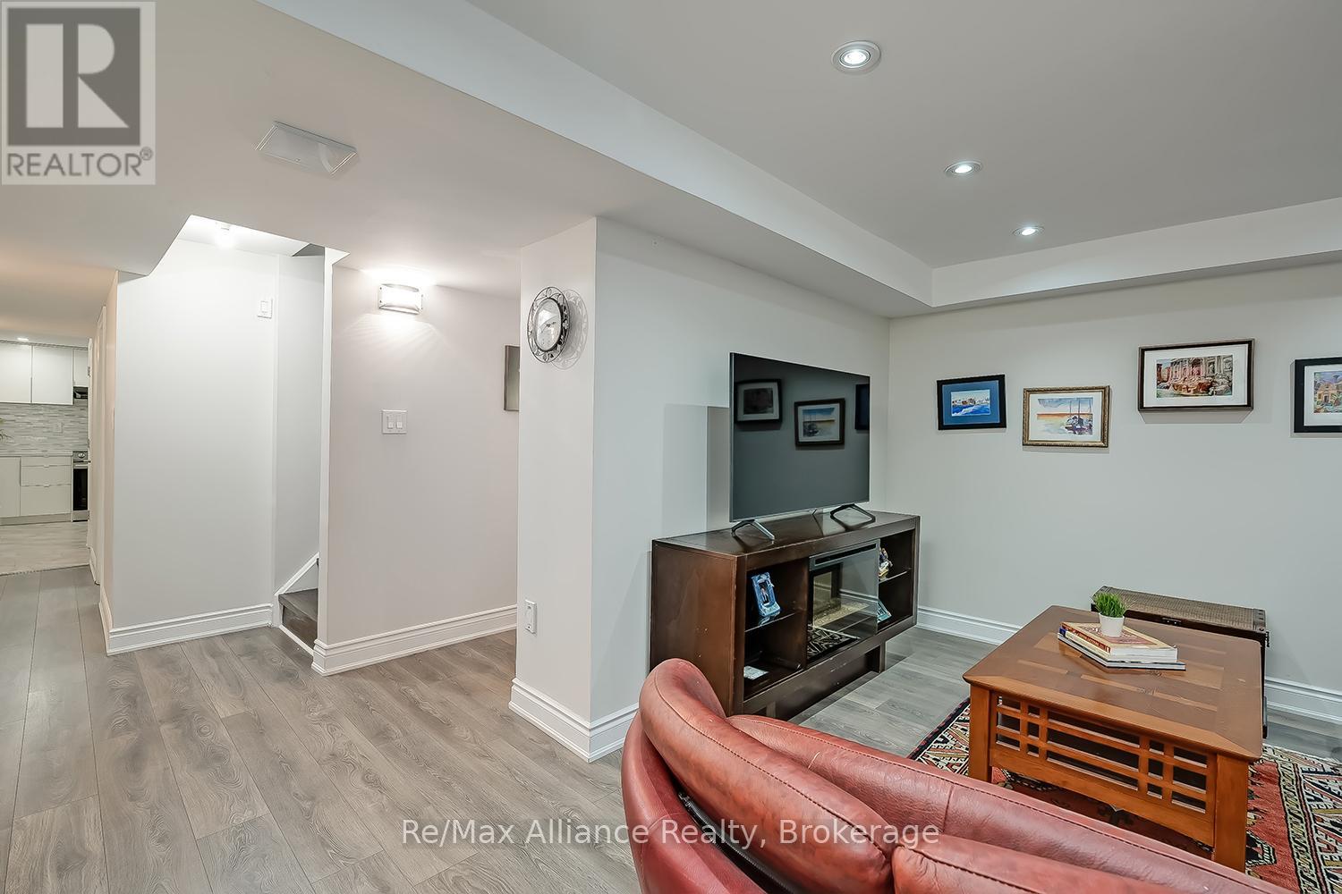 1246 ROBSON CRESCENT