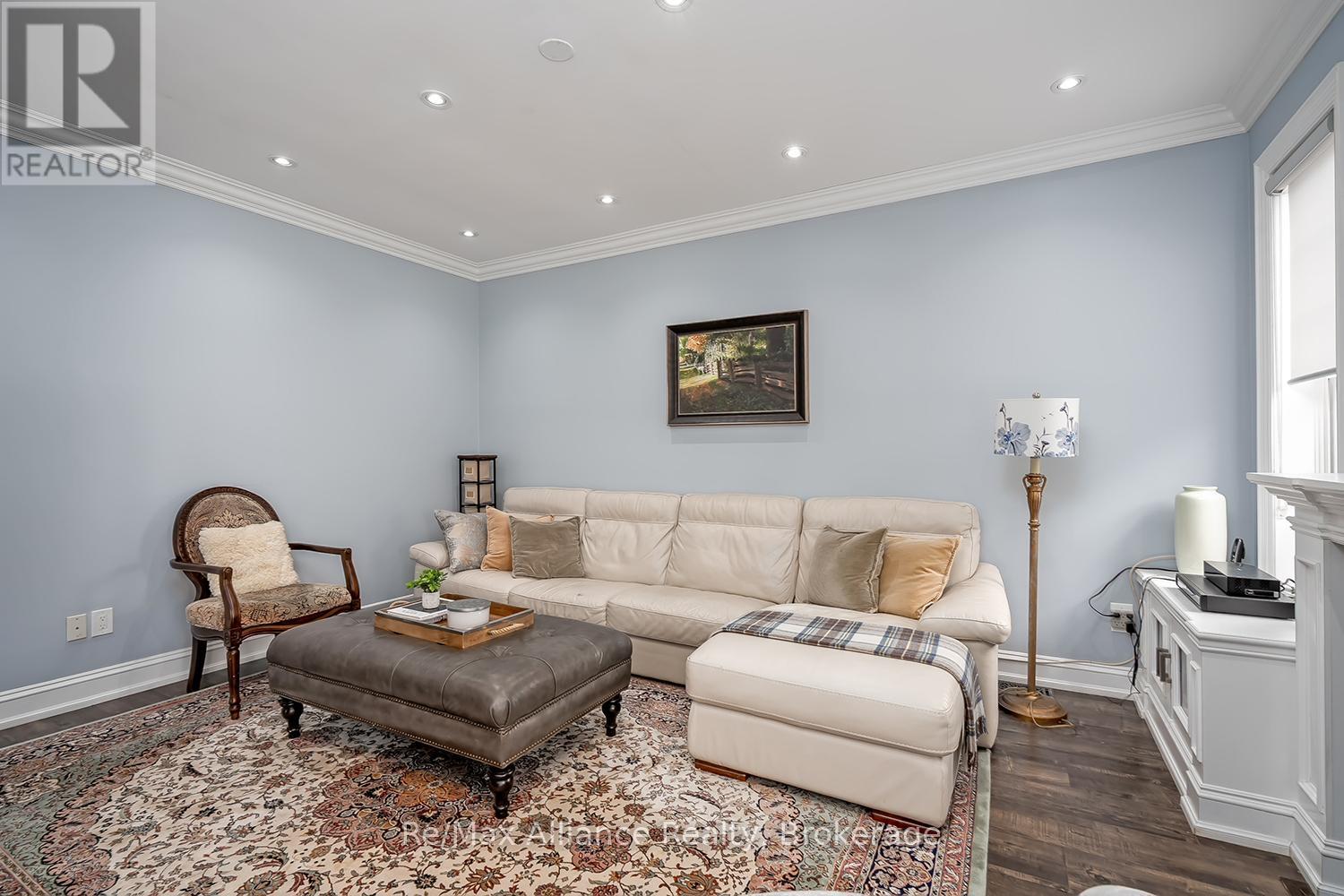 1246 ROBSON CRESCENT