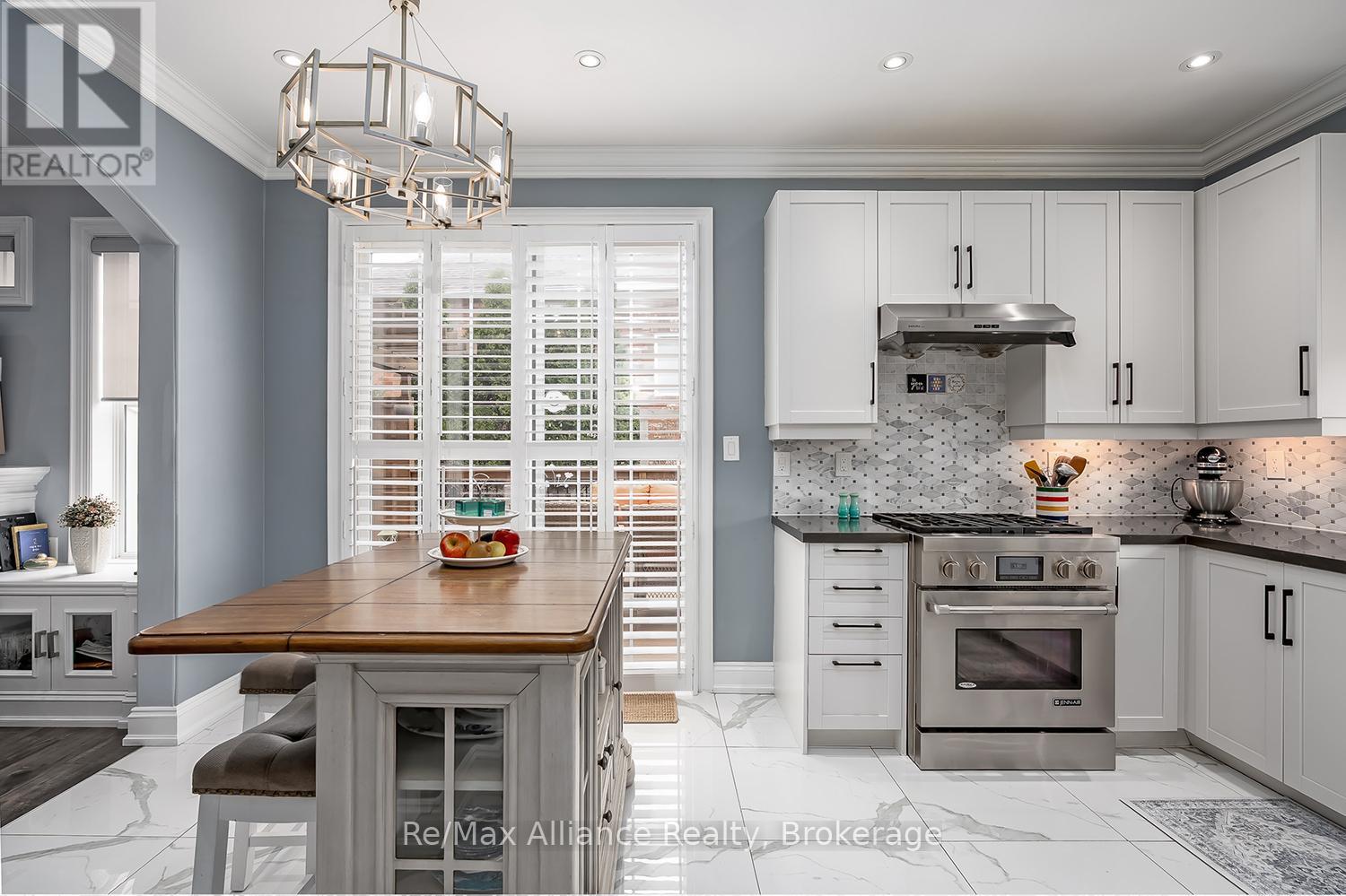 1246 ROBSON CRESCENT