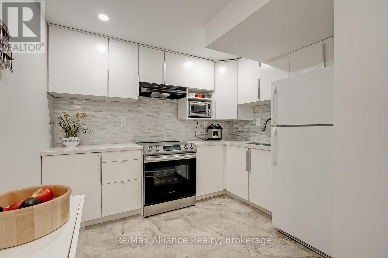 1246 ROBSON CRESCENT