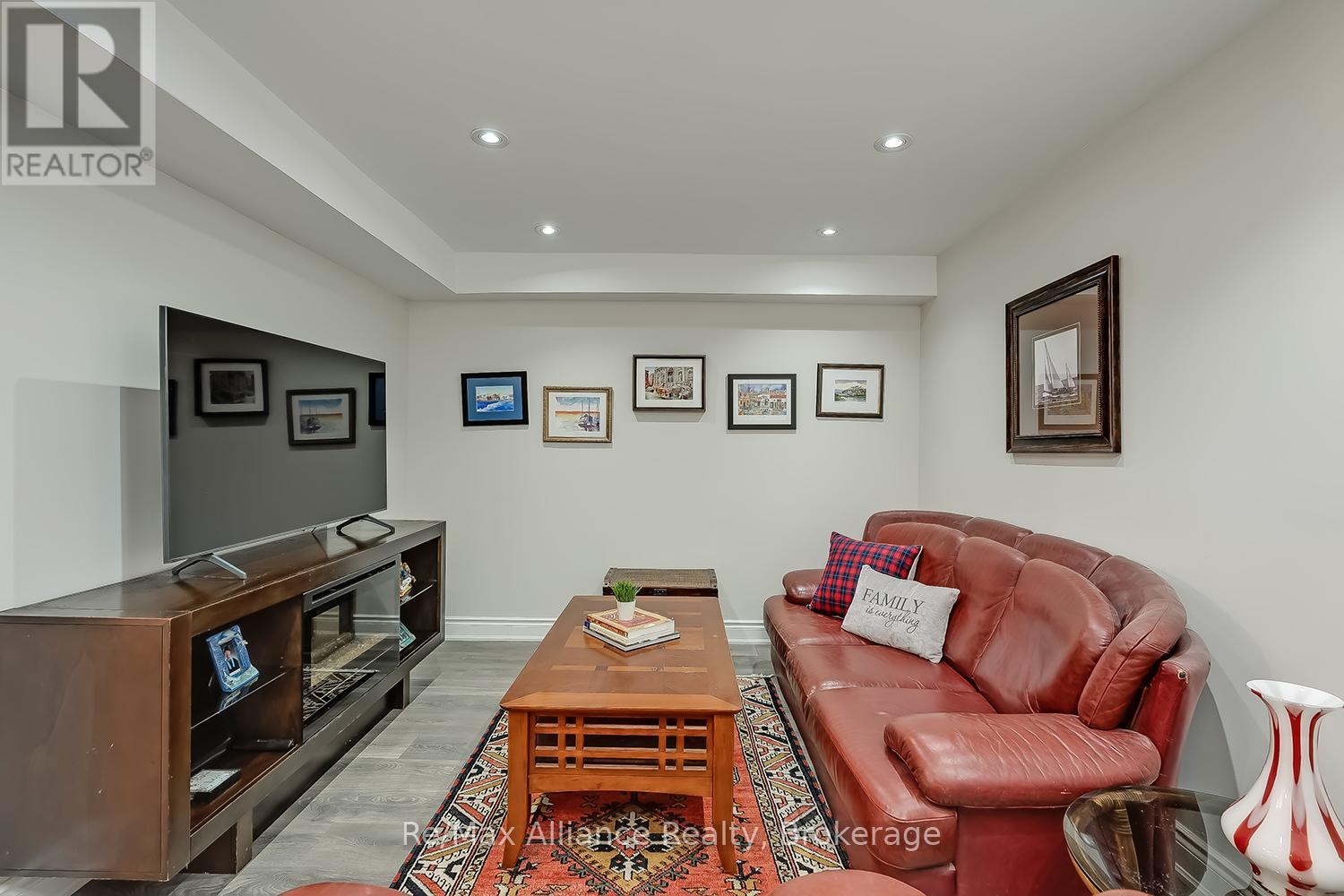 1246 ROBSON CRESCENT
