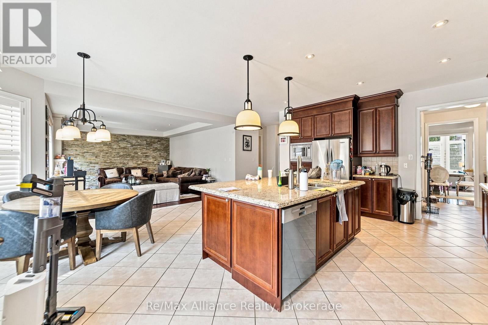 2404 RIDEAU DRIVE