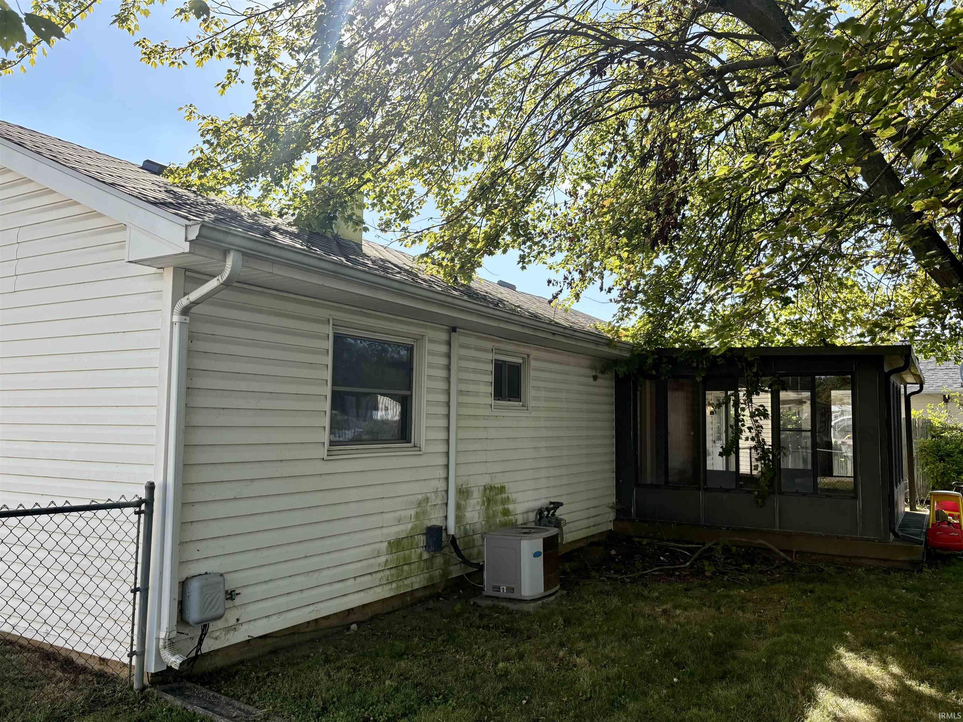 2704 W Brookfield Drive