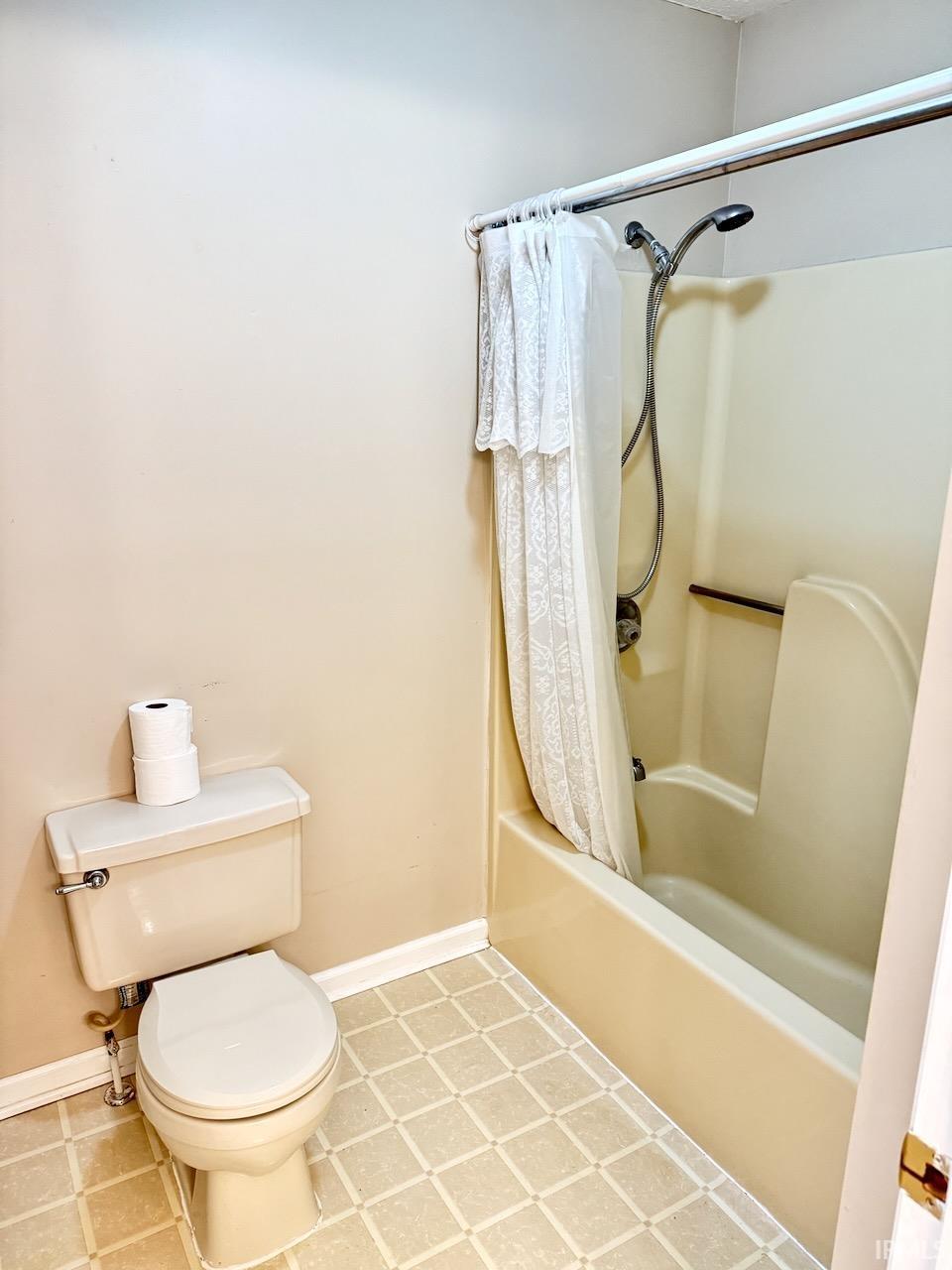 3736 N Lakeside Drive