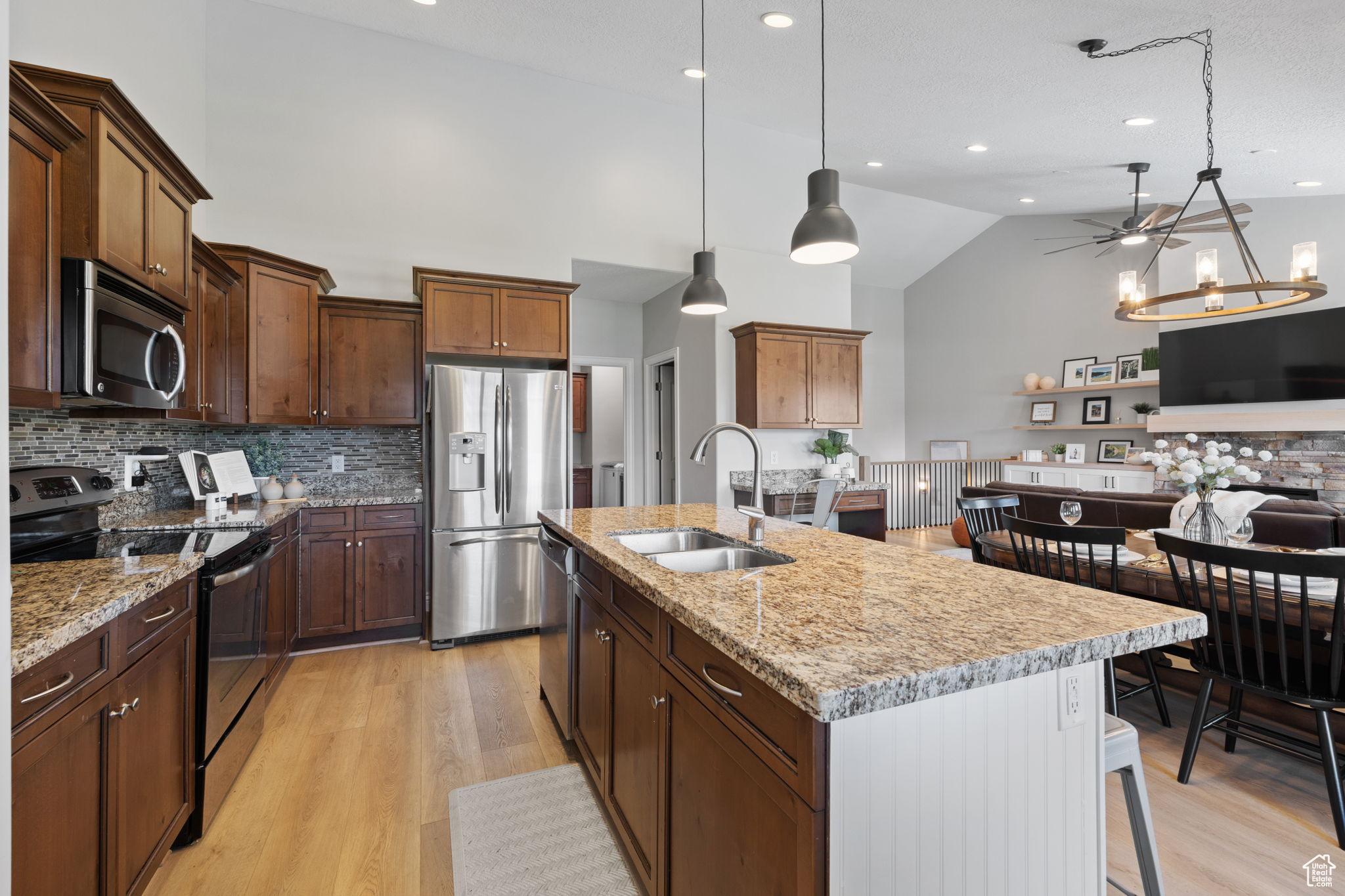 1009 W SHIRE RIDGE CIR