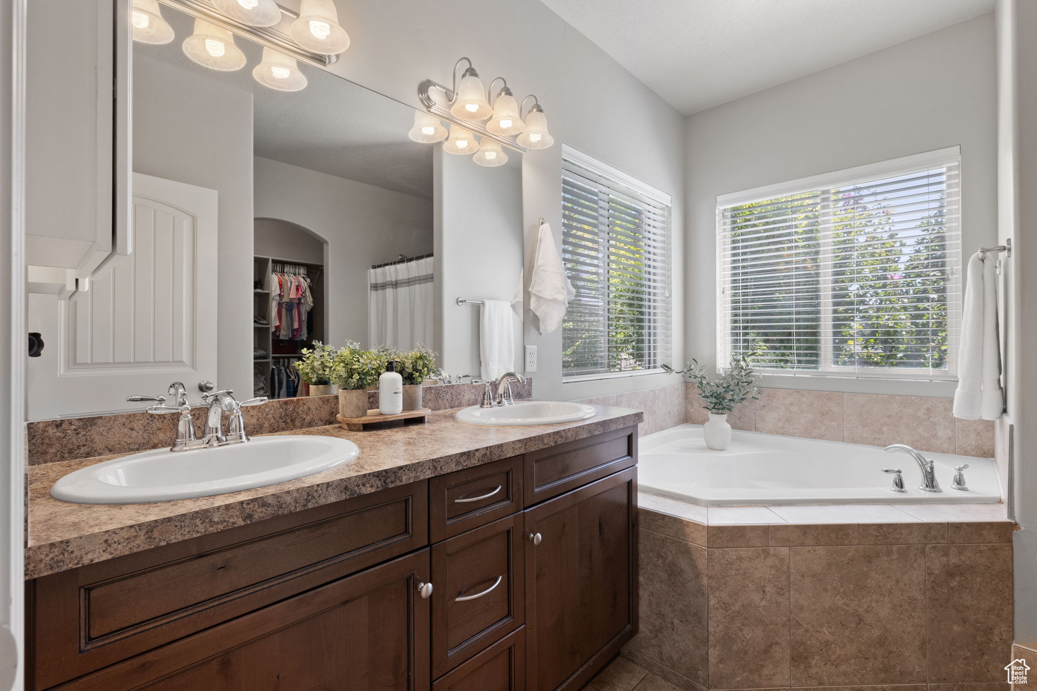 1009 W SHIRE RIDGE CIR