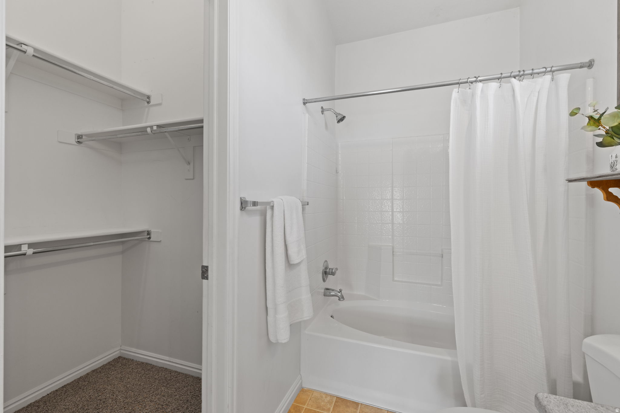 1102 W KENSINGTON DR