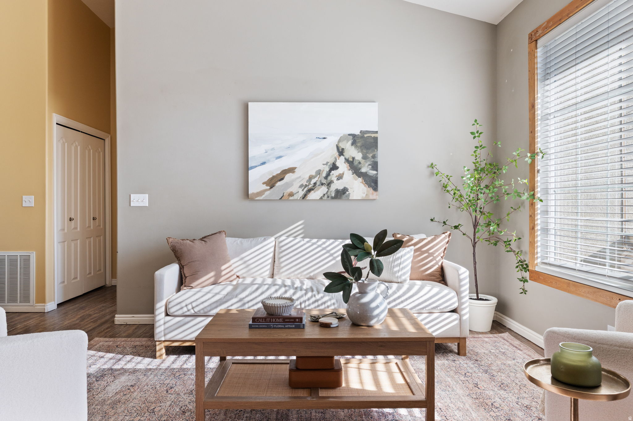 1102 W KENSINGTON DR