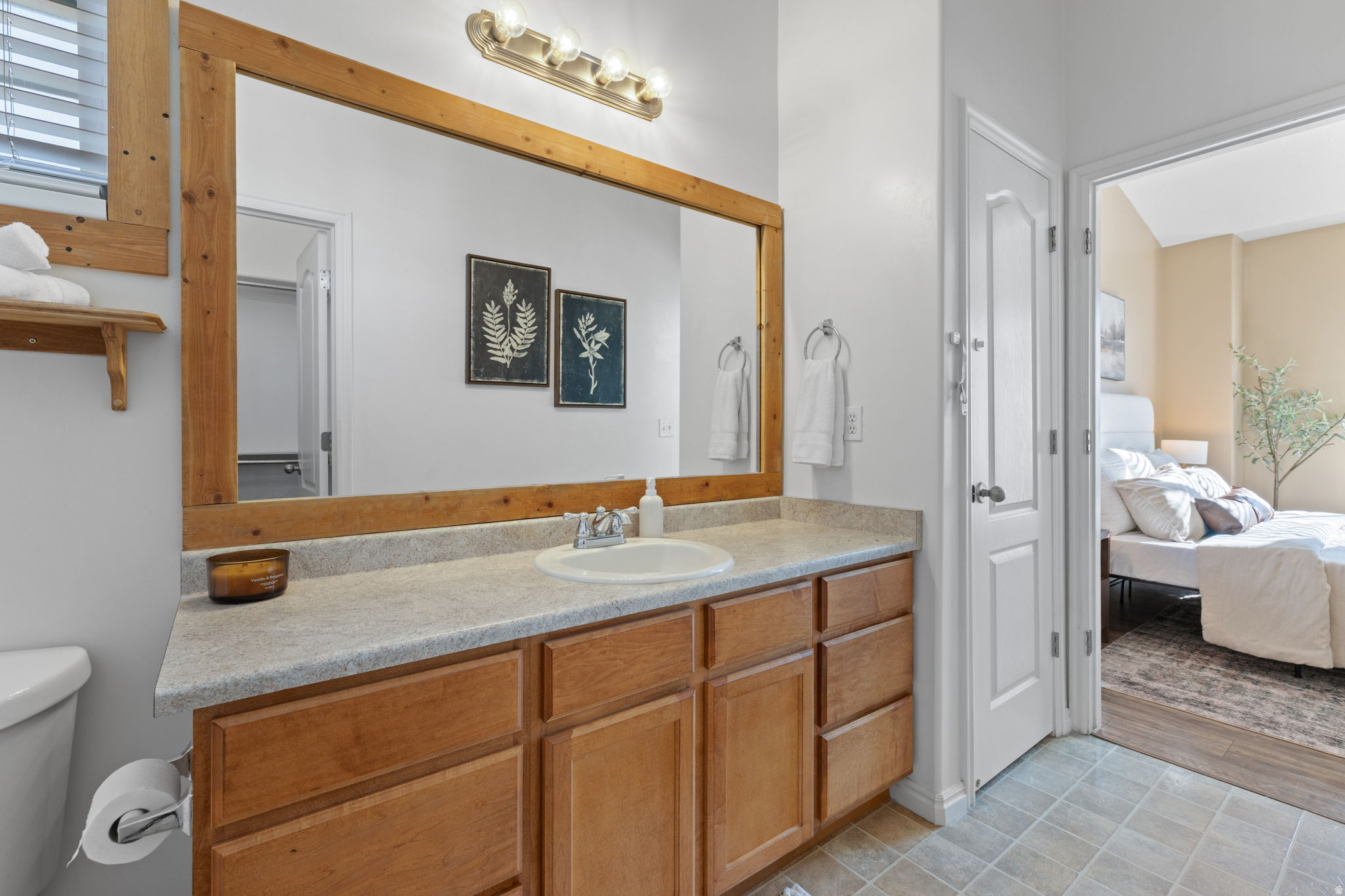 1102 W KENSINGTON DR