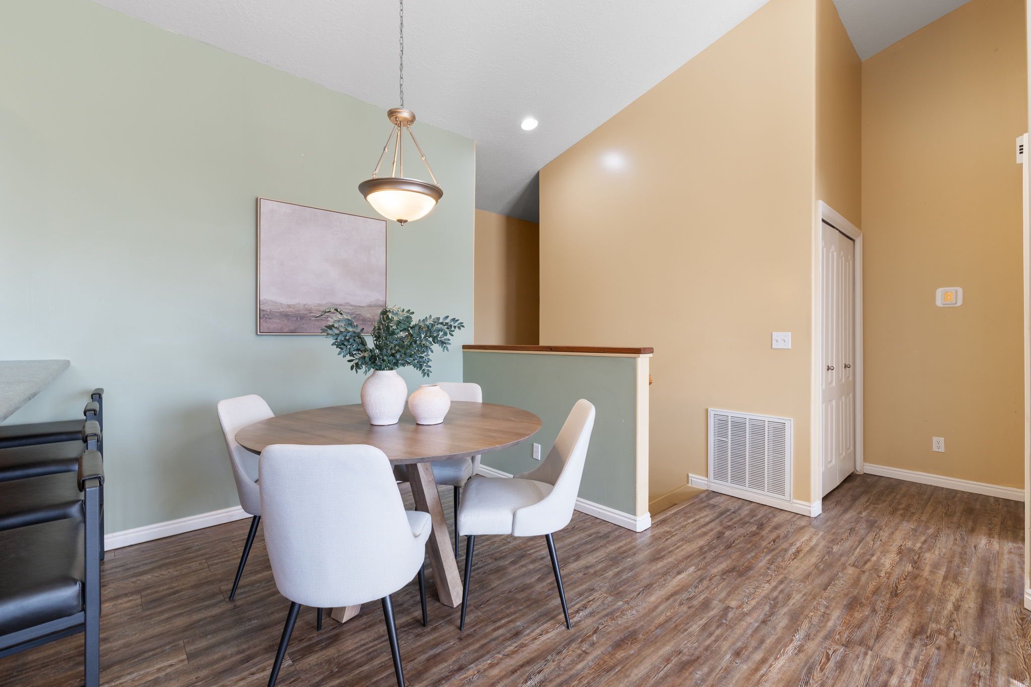 1102 W KENSINGTON DR