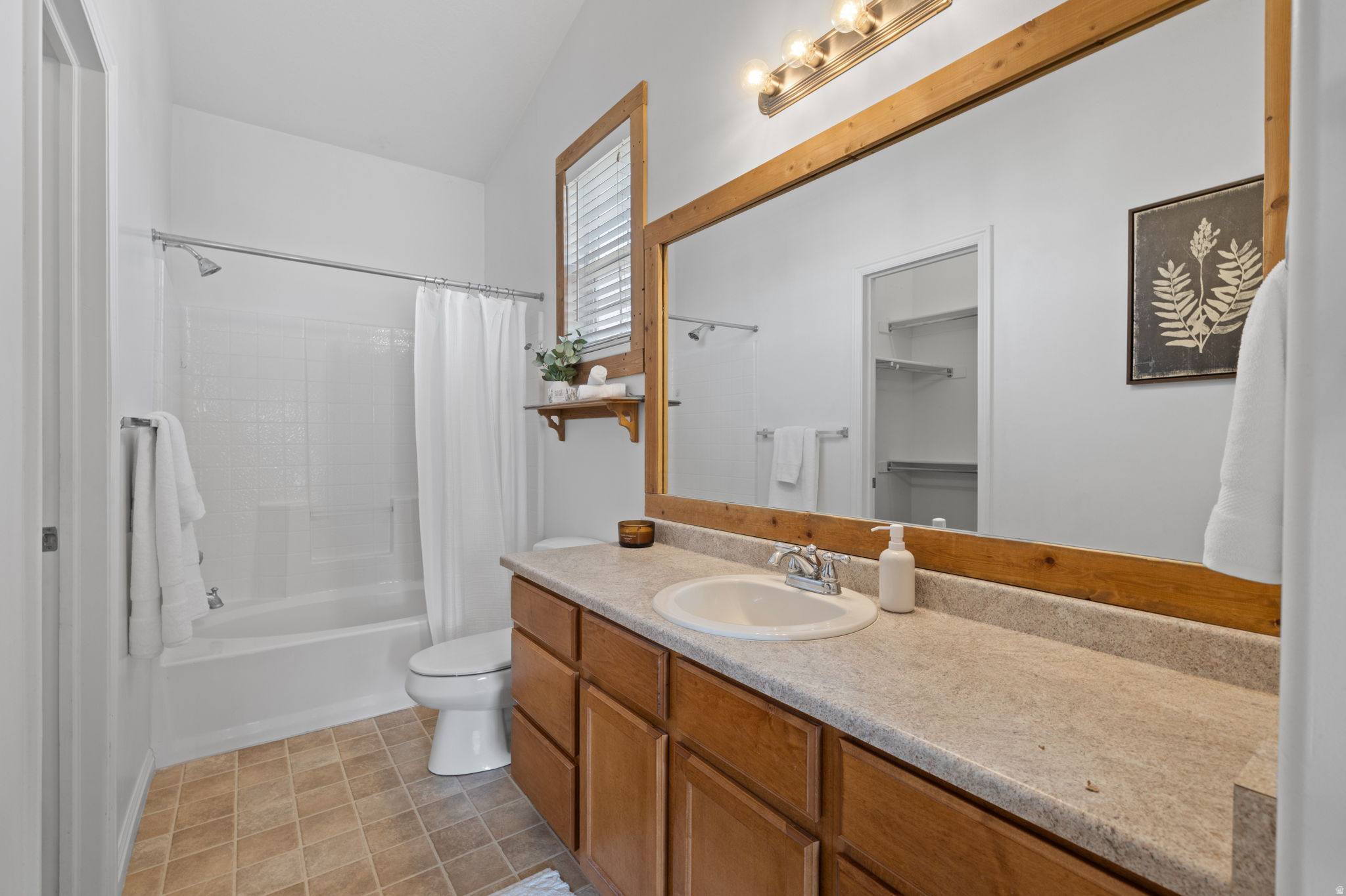 1102 W KENSINGTON DR