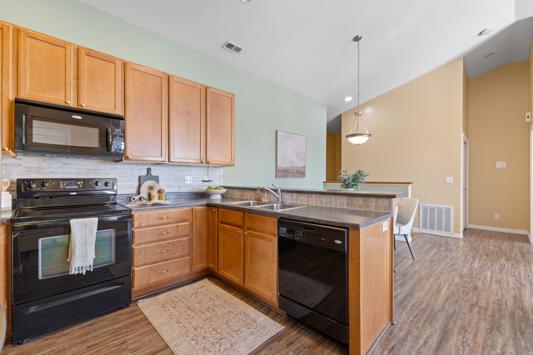 1102 W KENSINGTON DR