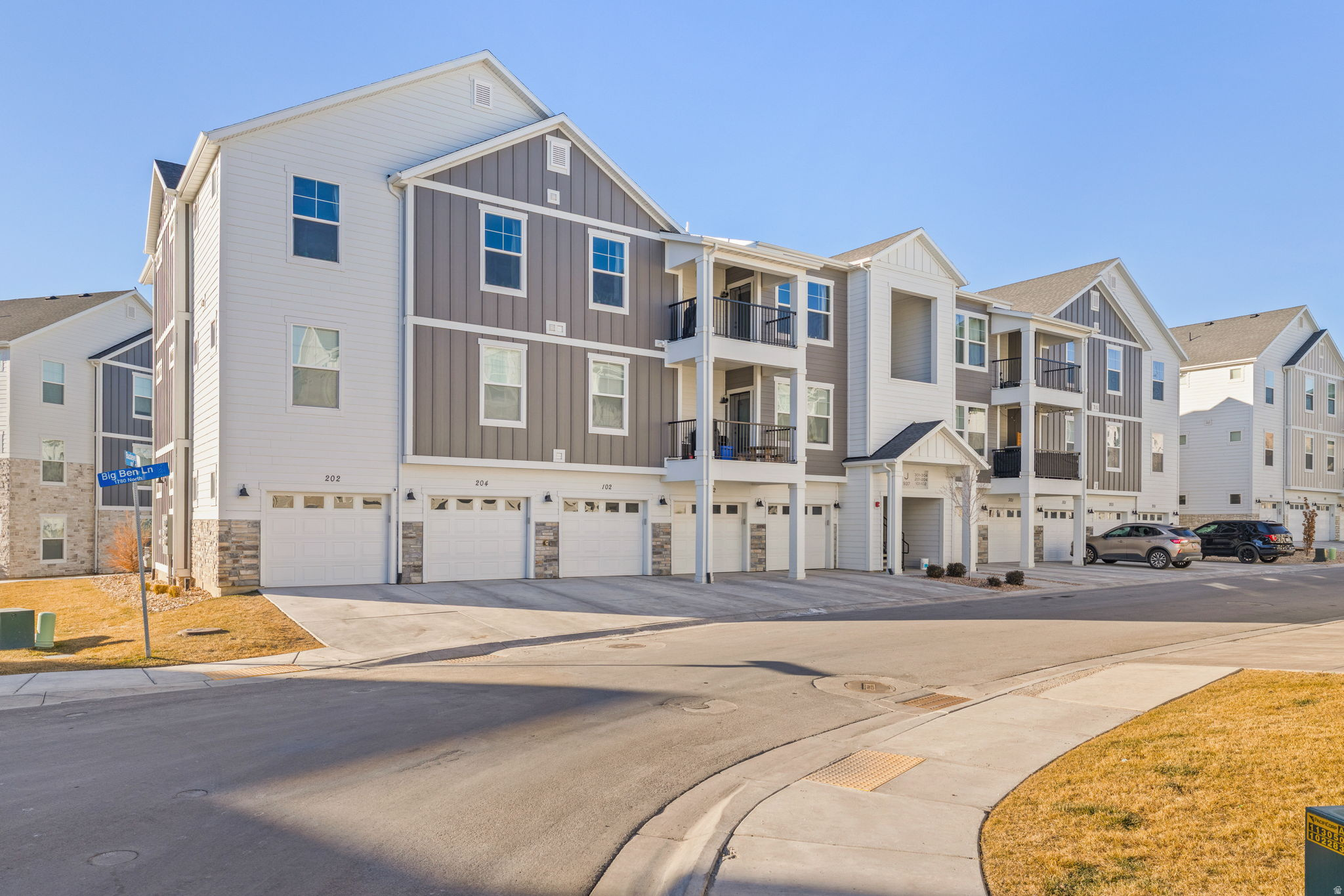 937 W BIG BEN LN #202