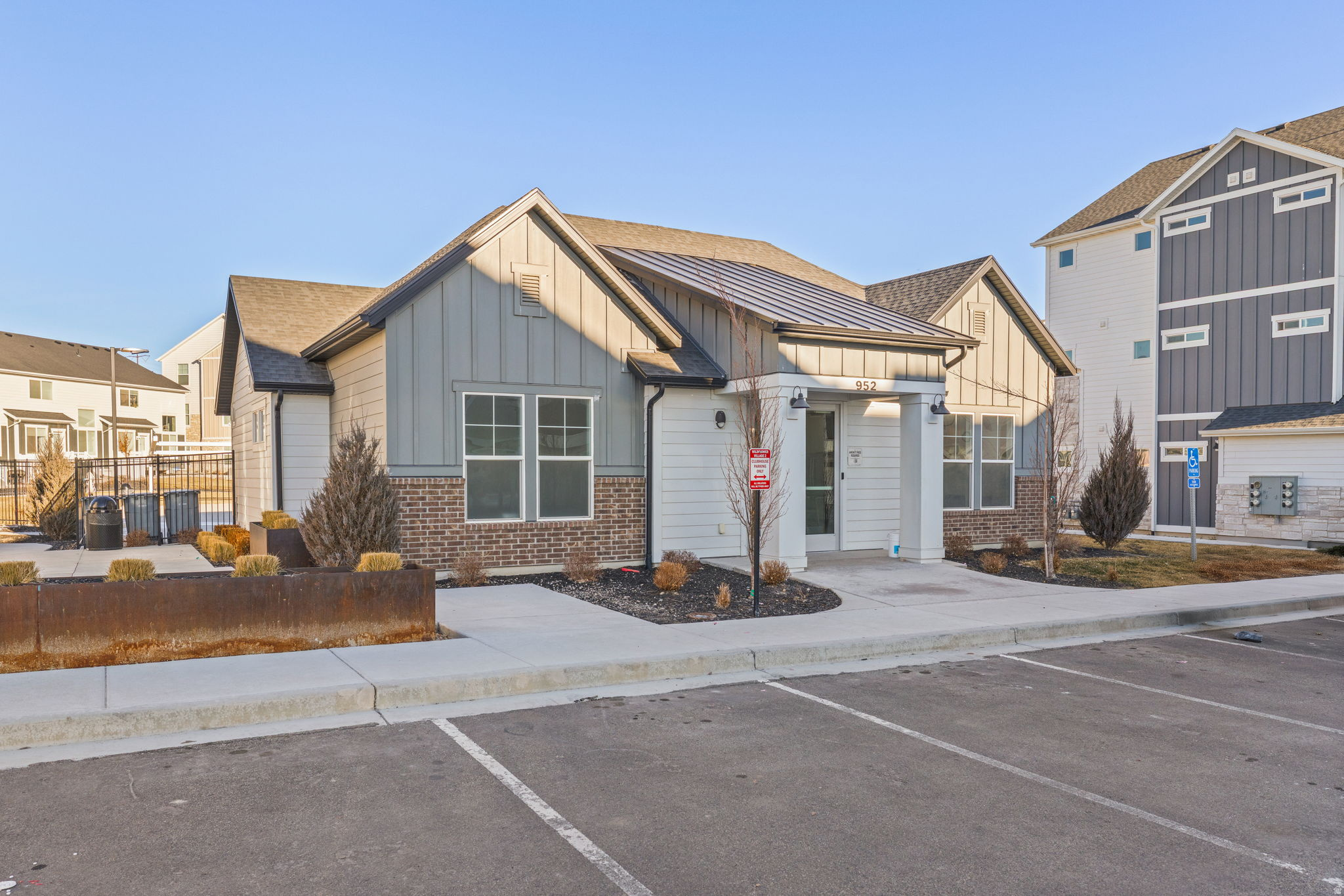 937 W BIG BEN LN #202