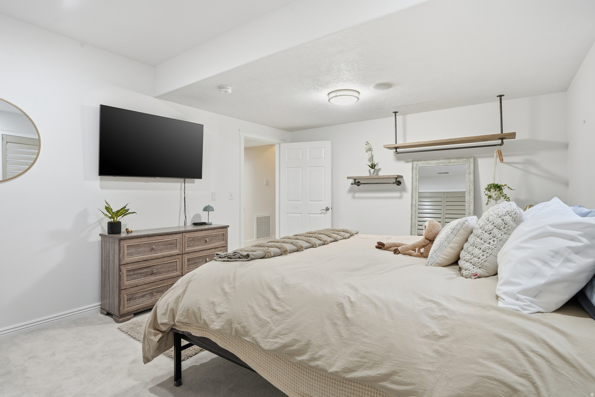 1272 N CEDAR HOLLOW BLVD