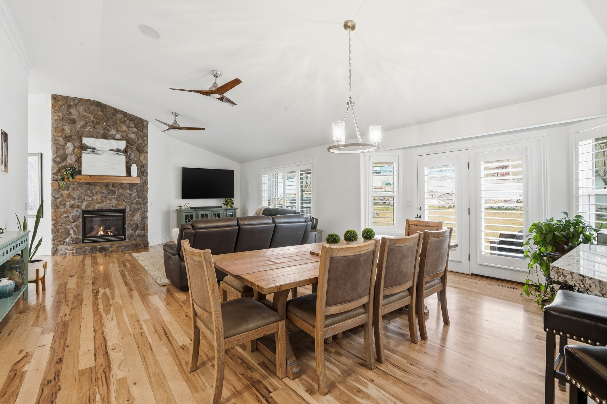 1272 N CEDAR HOLLOW BLVD