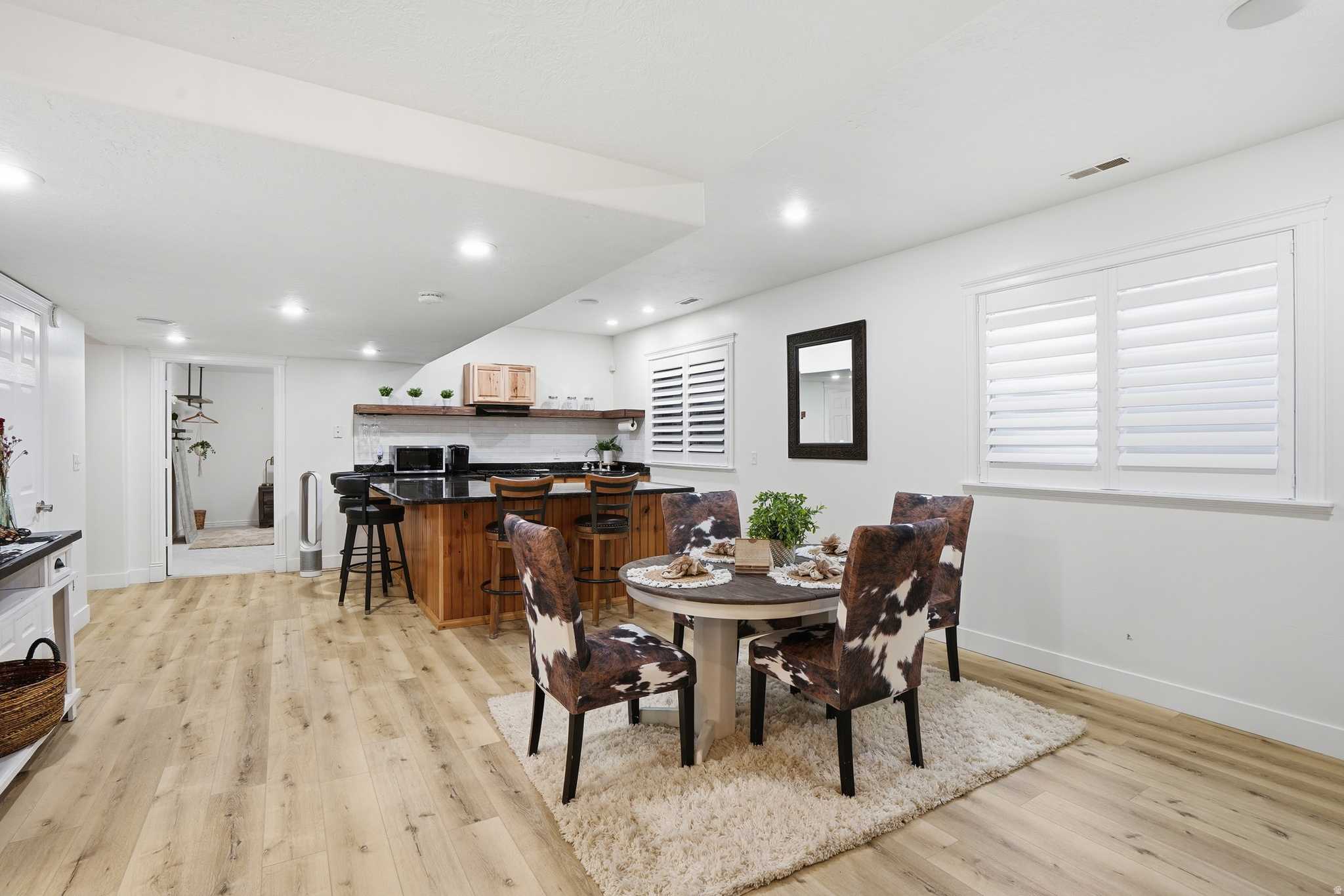 1272 N CEDAR HOLLOW BLVD