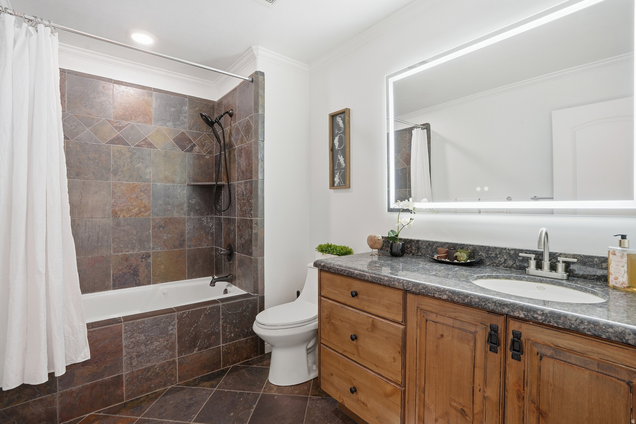 1272 N CEDAR HOLLOW BLVD