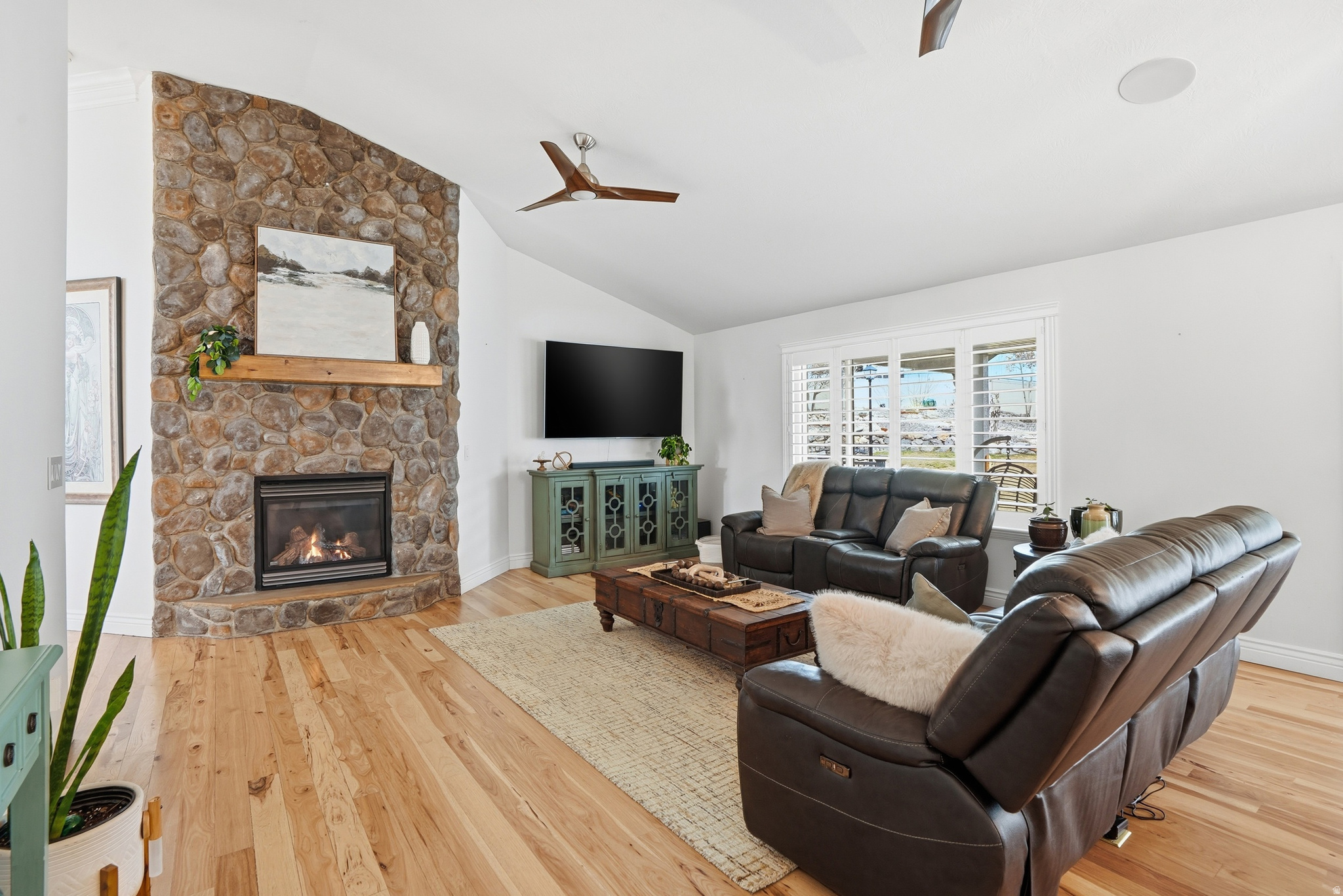 1272 N CEDAR HOLLOW BLVD