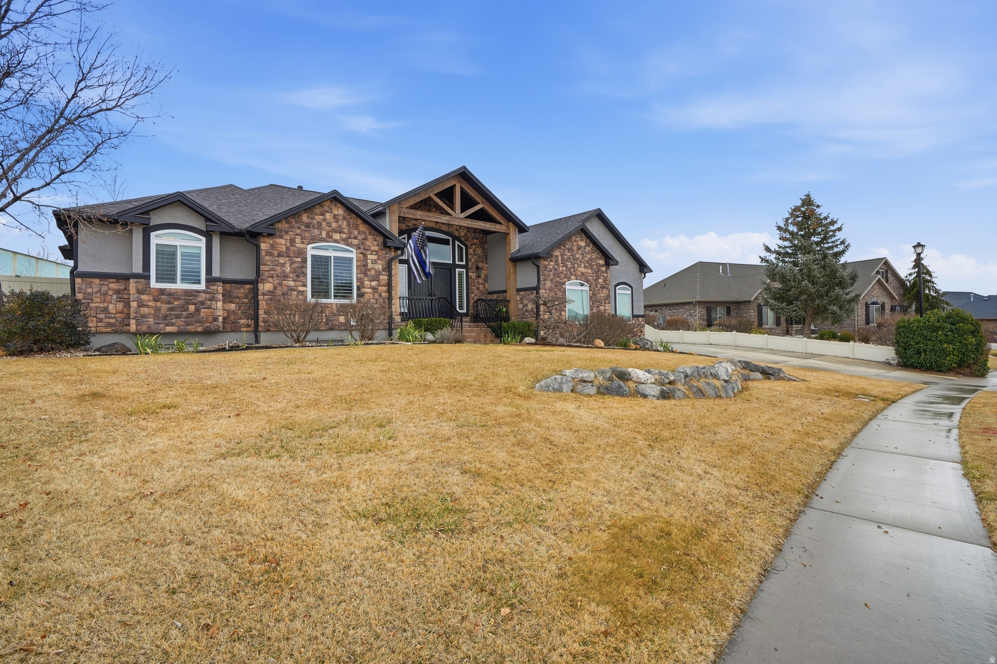 1272 N CEDAR HOLLOW BLVD