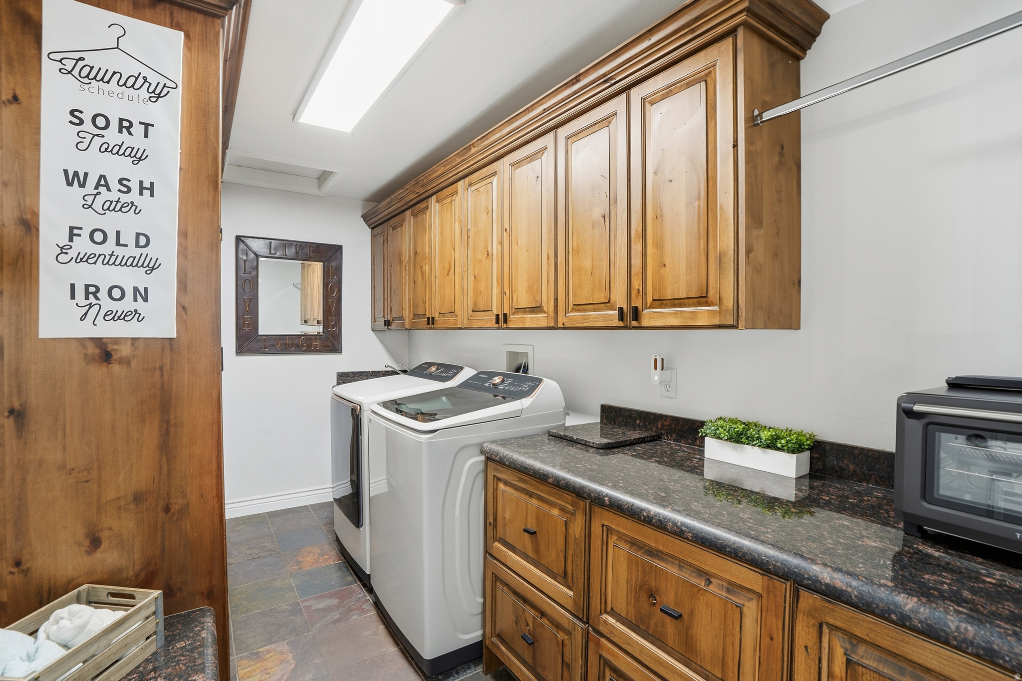 1272 N CEDAR HOLLOW BLVD