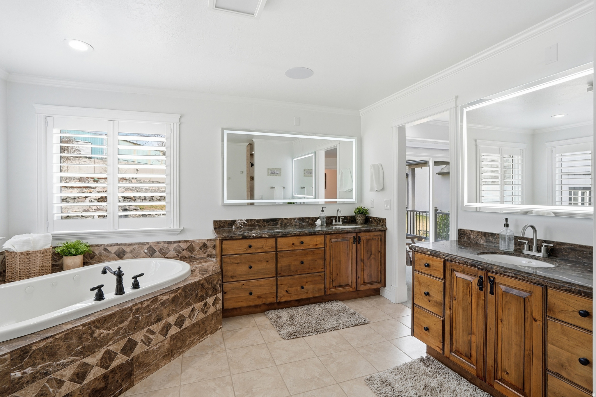 1272 N CEDAR HOLLOW BLVD