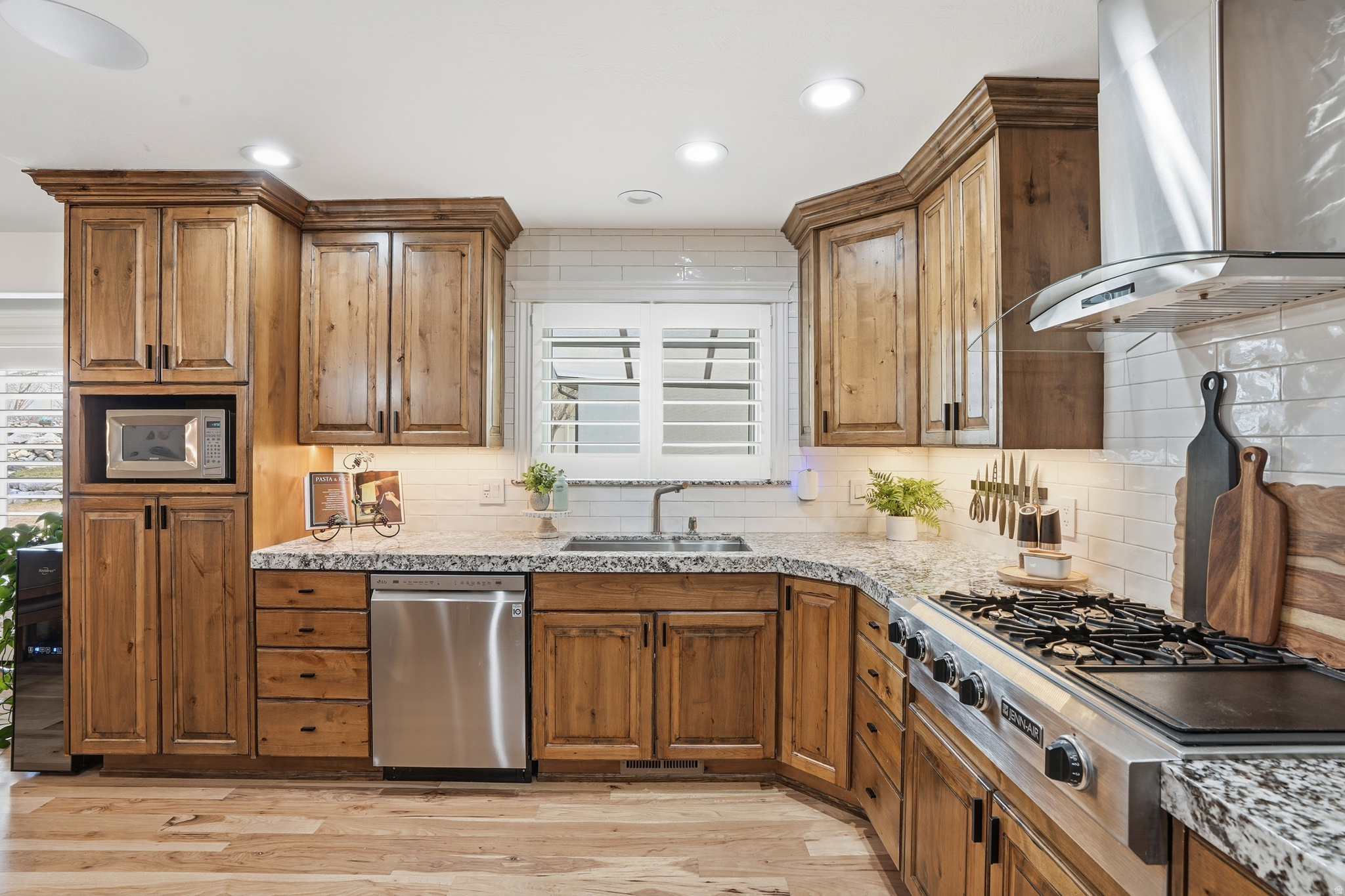 1272 N CEDAR HOLLOW BLVD