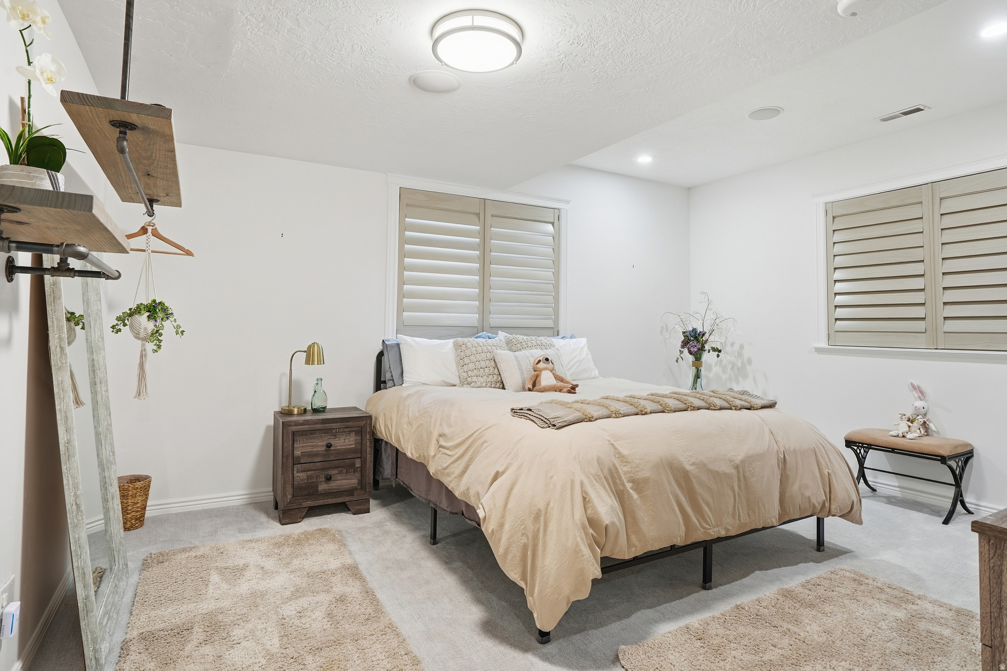 1272 N CEDAR HOLLOW BLVD