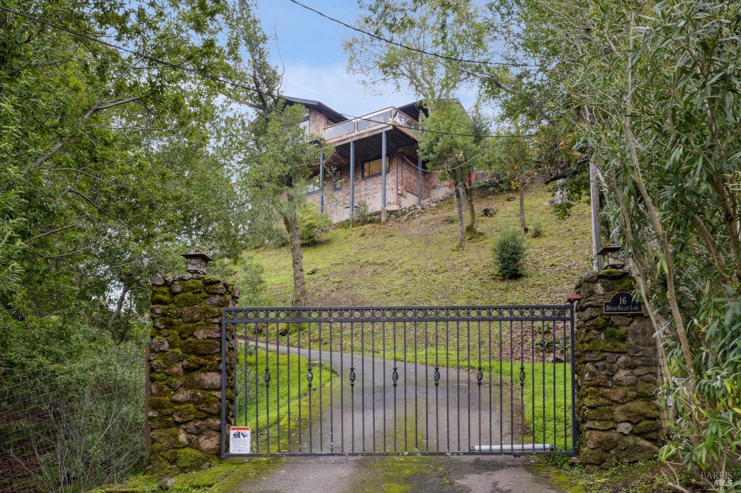 16 Dutch Valley Lane