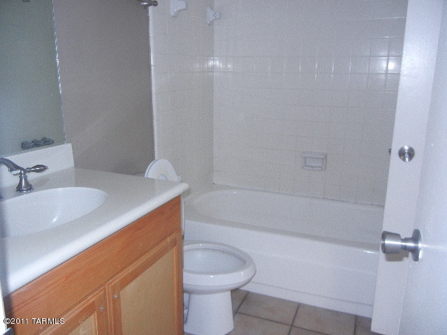 1600 N Wilmot Road Unit: 400