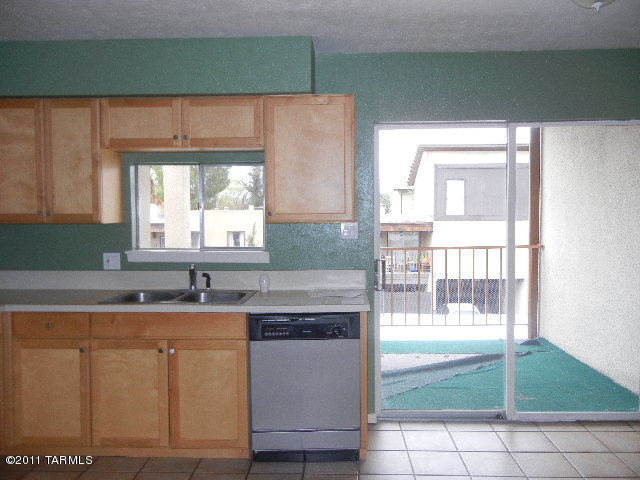 1600 N Wilmot Road Unit: 400