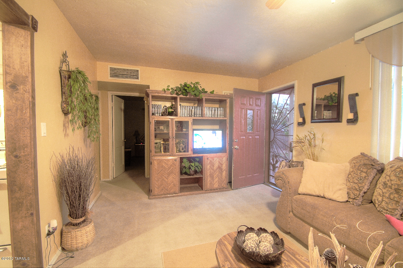 857 W Calle Aragon
