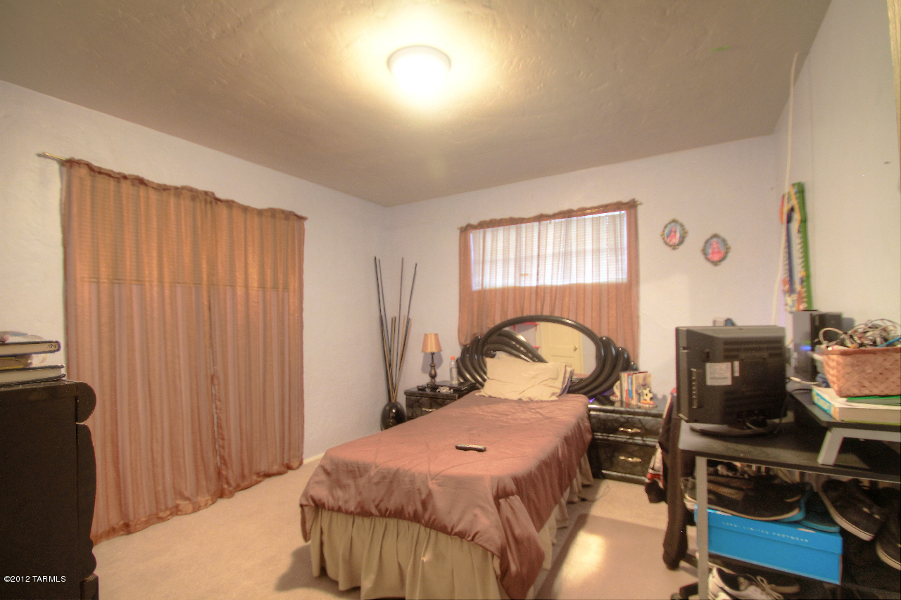 857 W Calle Aragon
