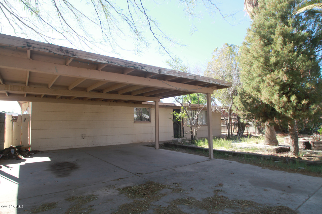 5209 N Papaya Avenue