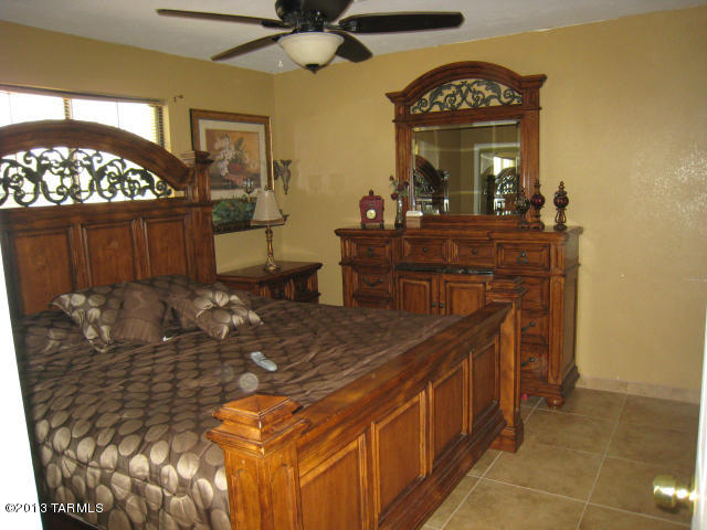 958 W Calle Alvord