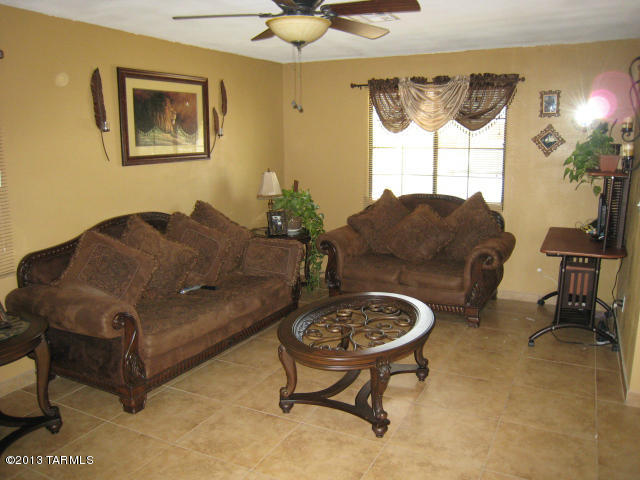 958 W Calle Alvord