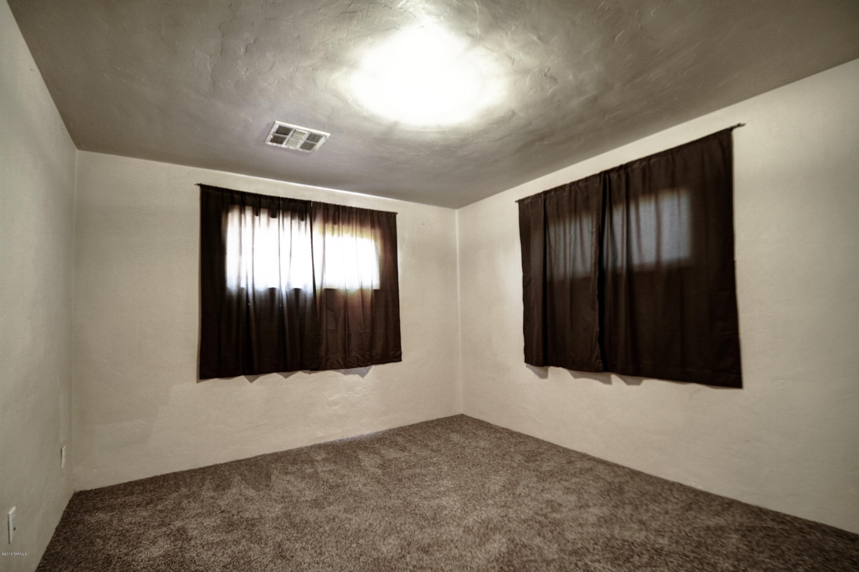 601 W Calle Antonia