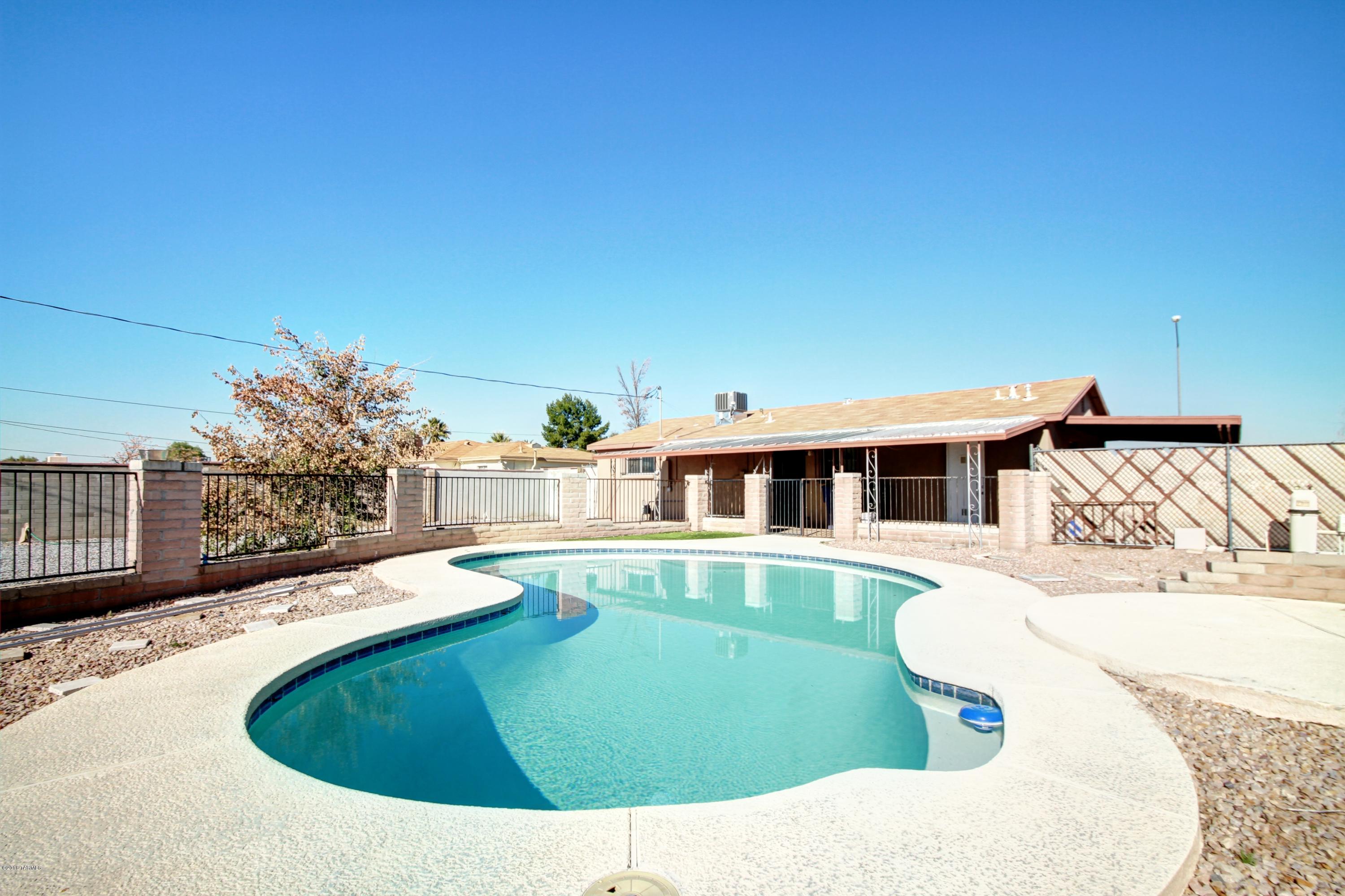 601 W Calle Antonia