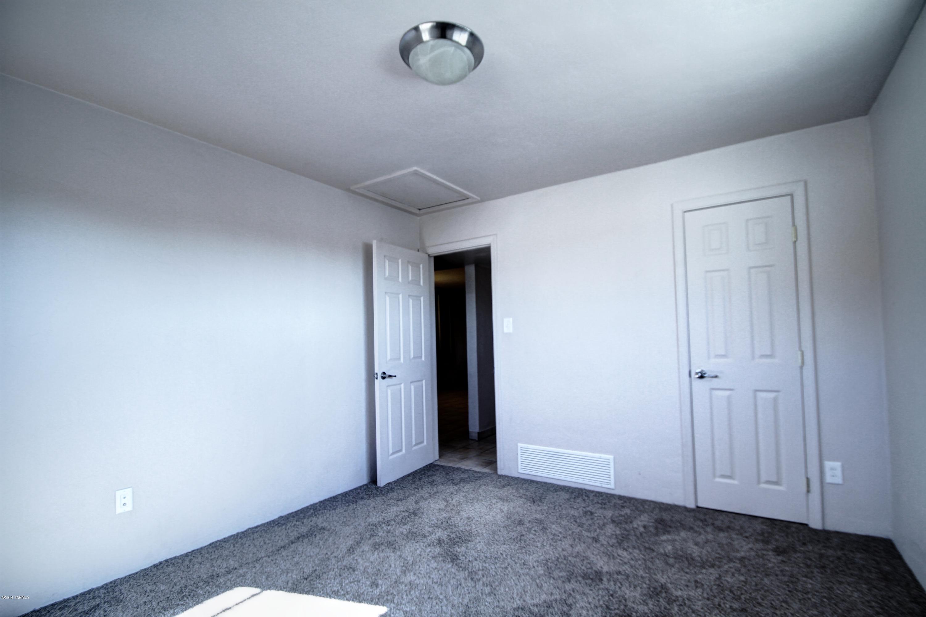 601 W Calle Antonia