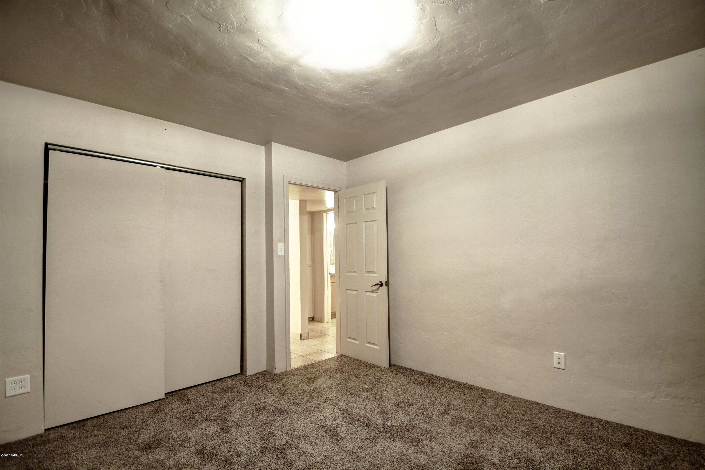 601 W Calle Antonia