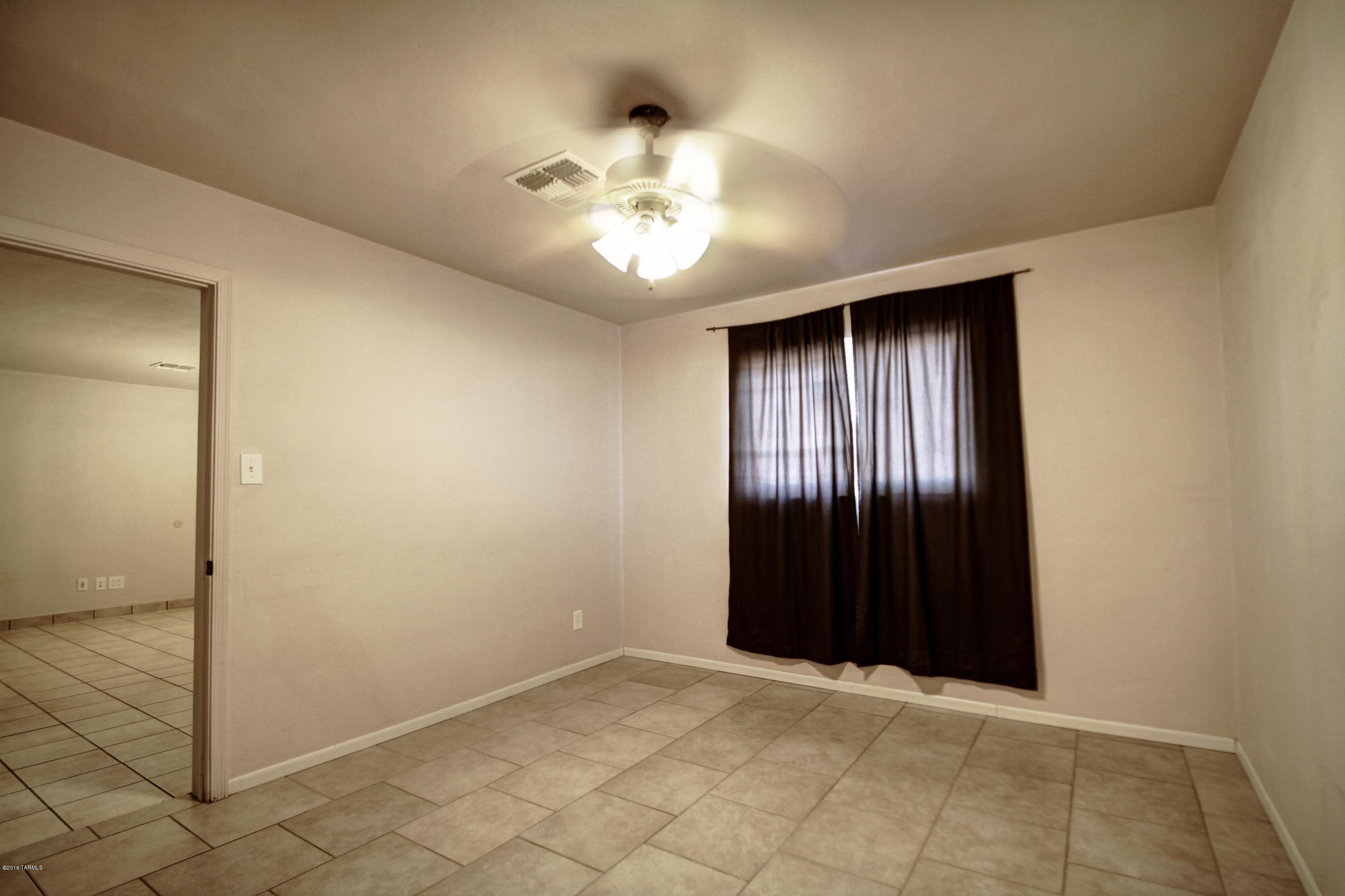 601 W Calle Antonia