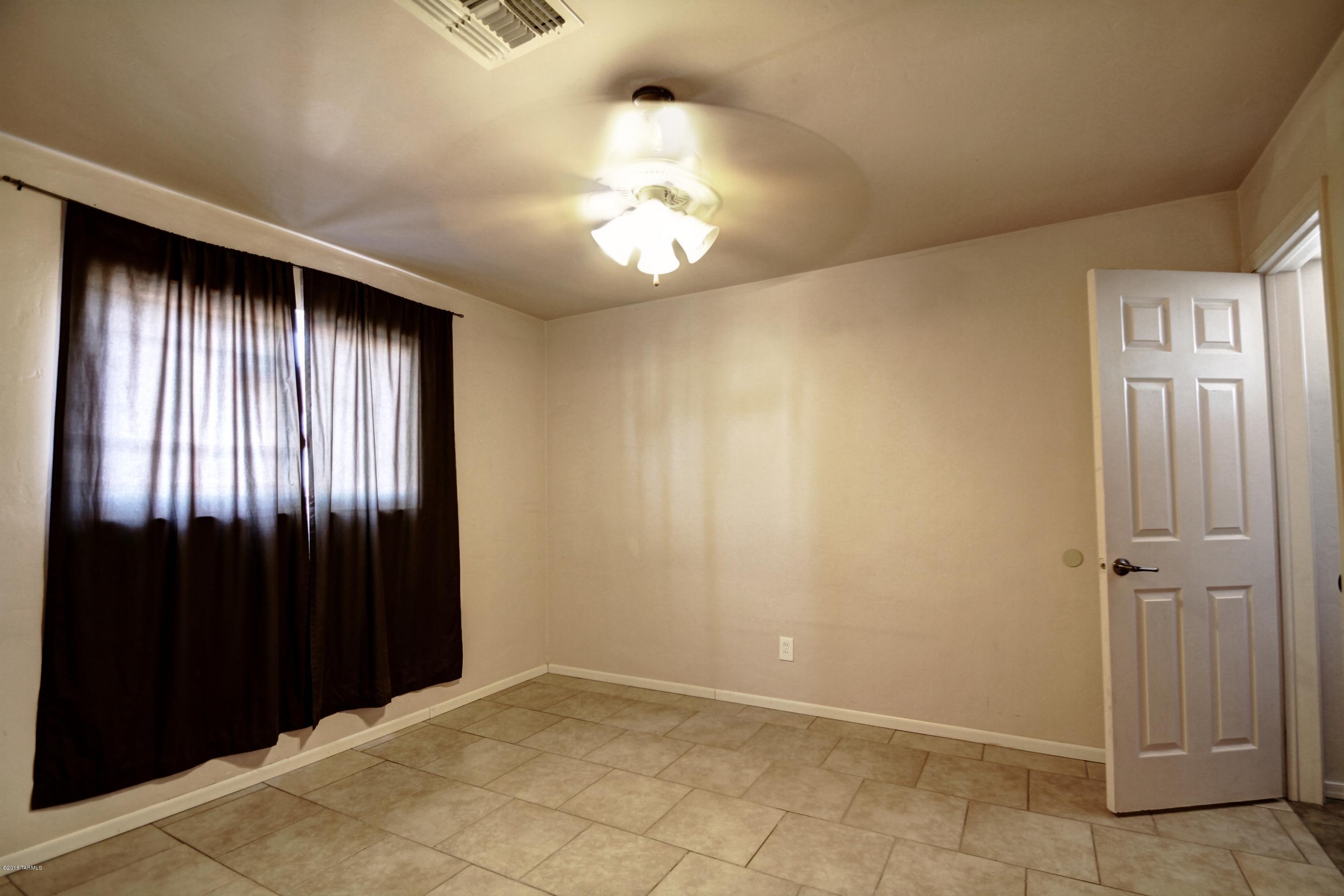 601 W Calle Antonia