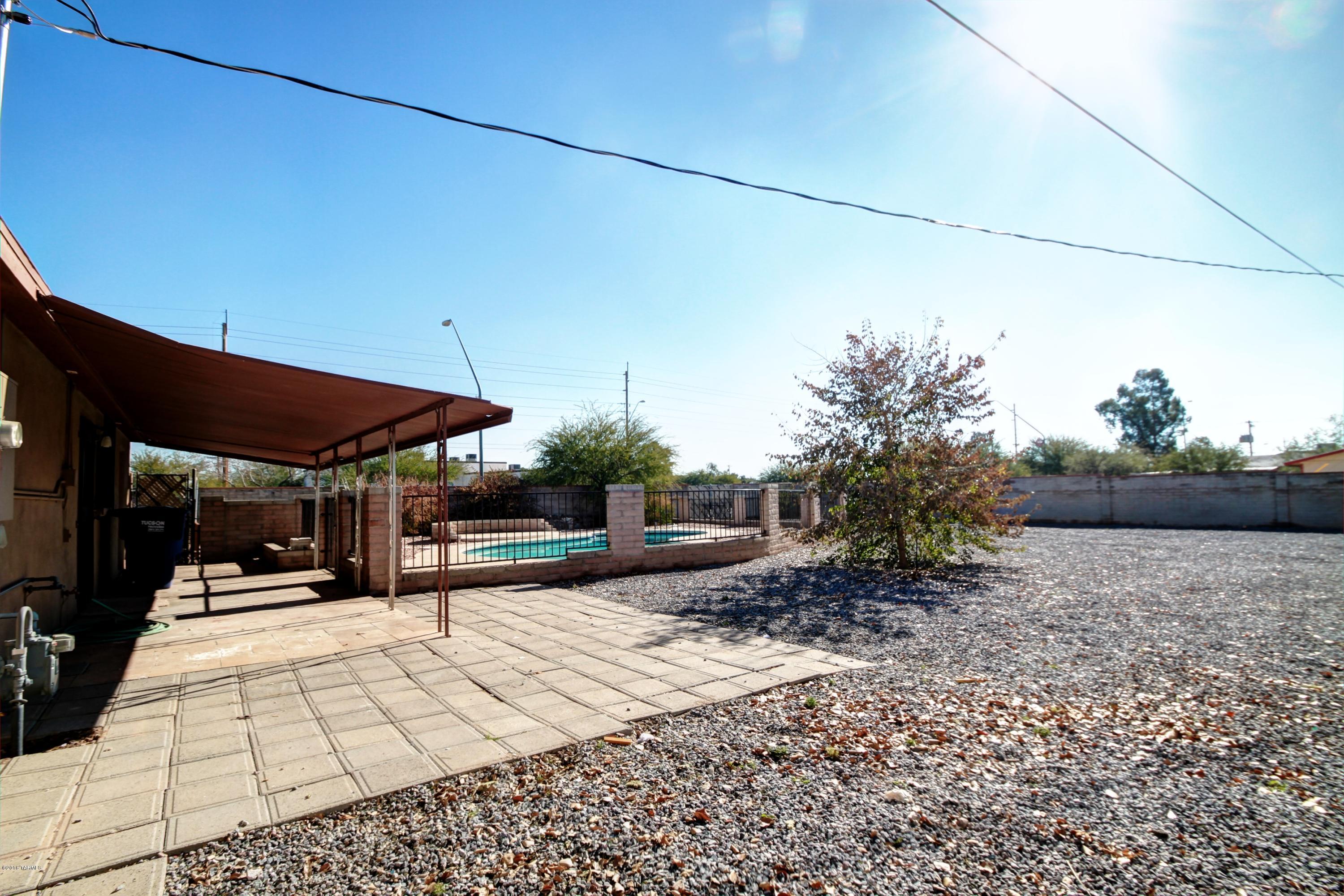 601 W Calle Antonia
