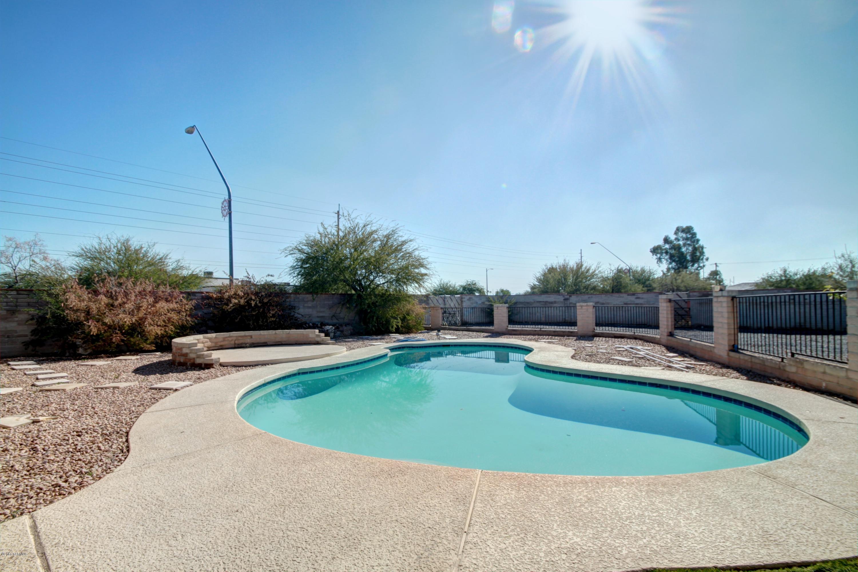601 W Calle Antonia
