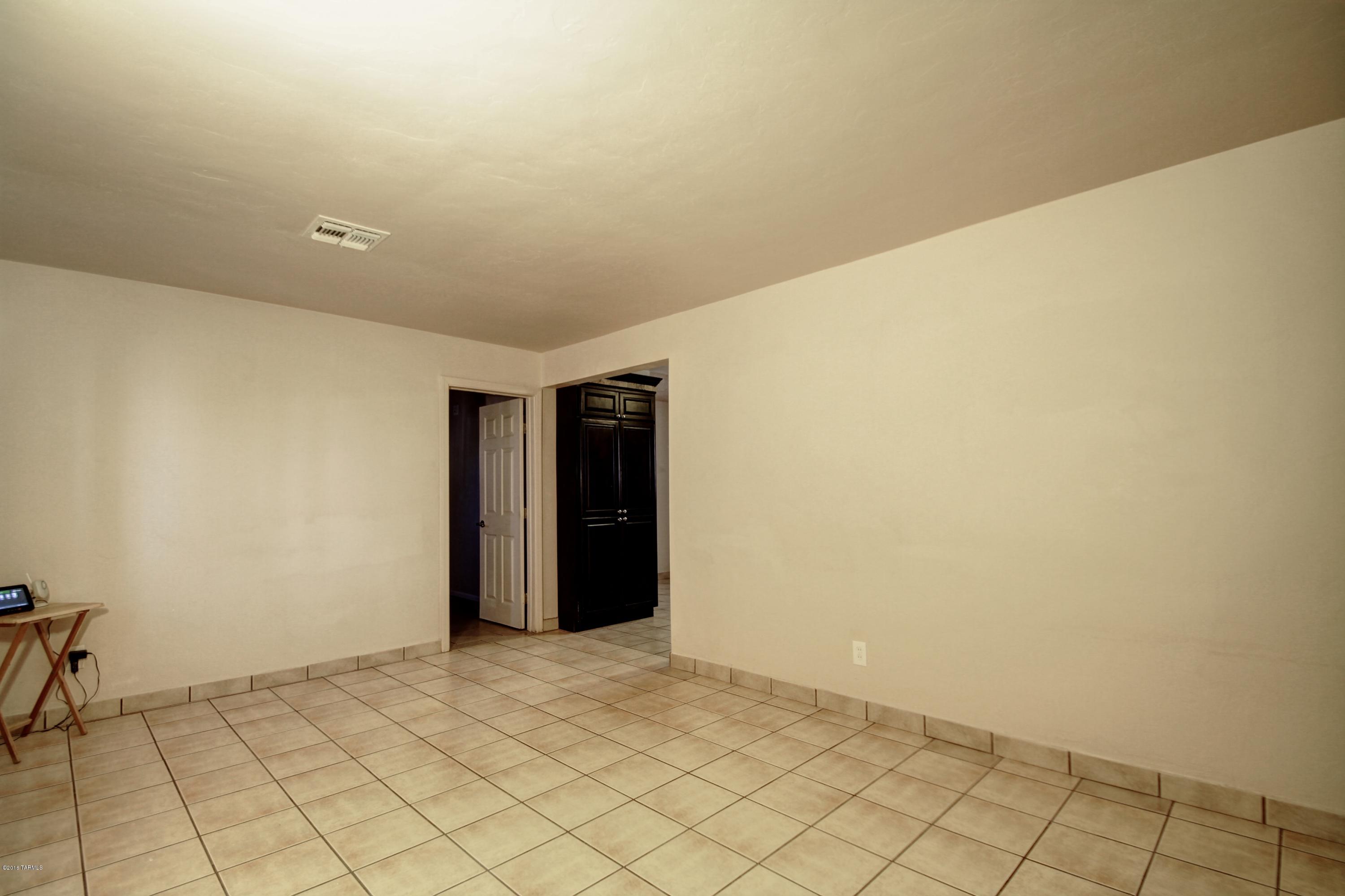 601 W Calle Antonia