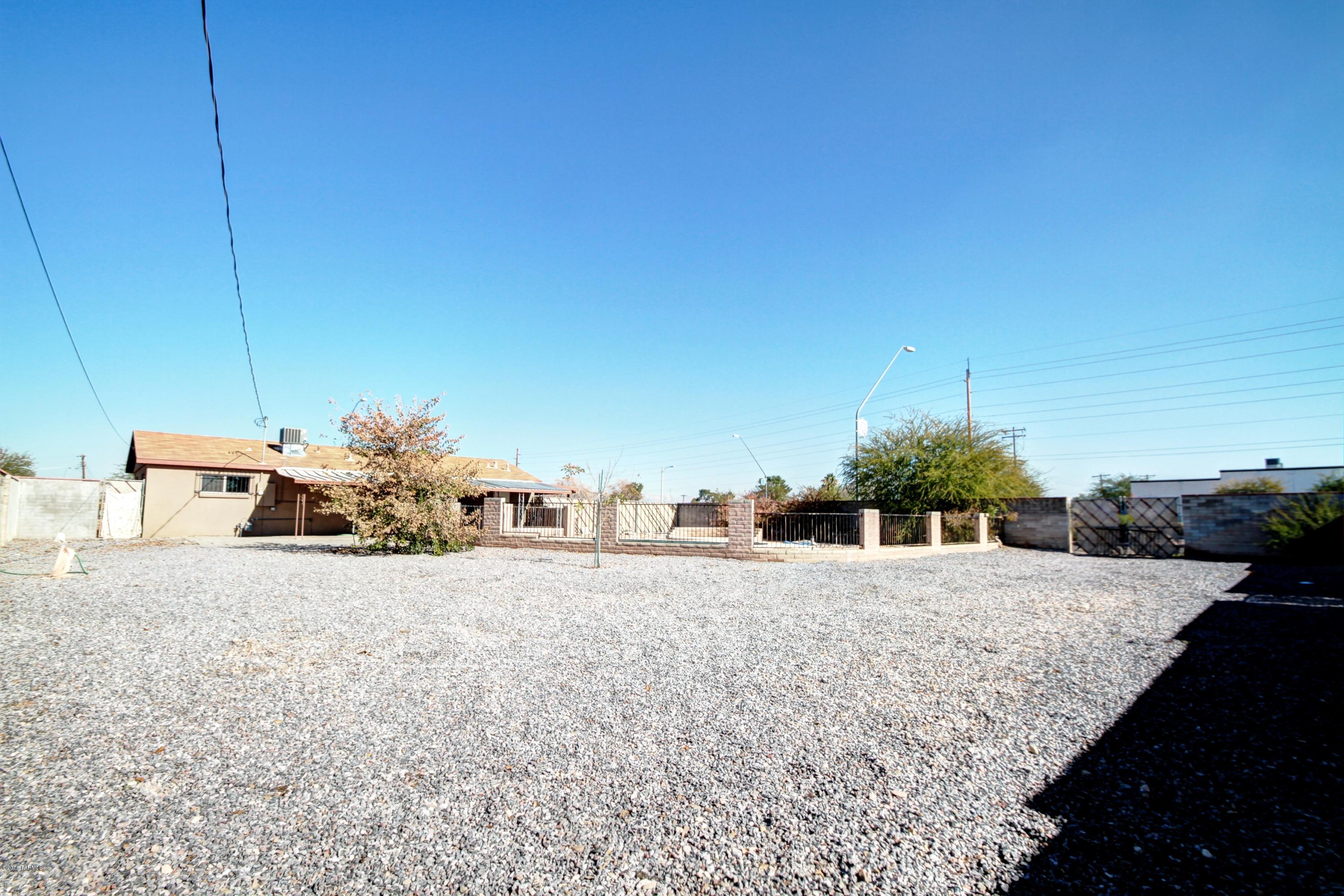 601 W Calle Antonia