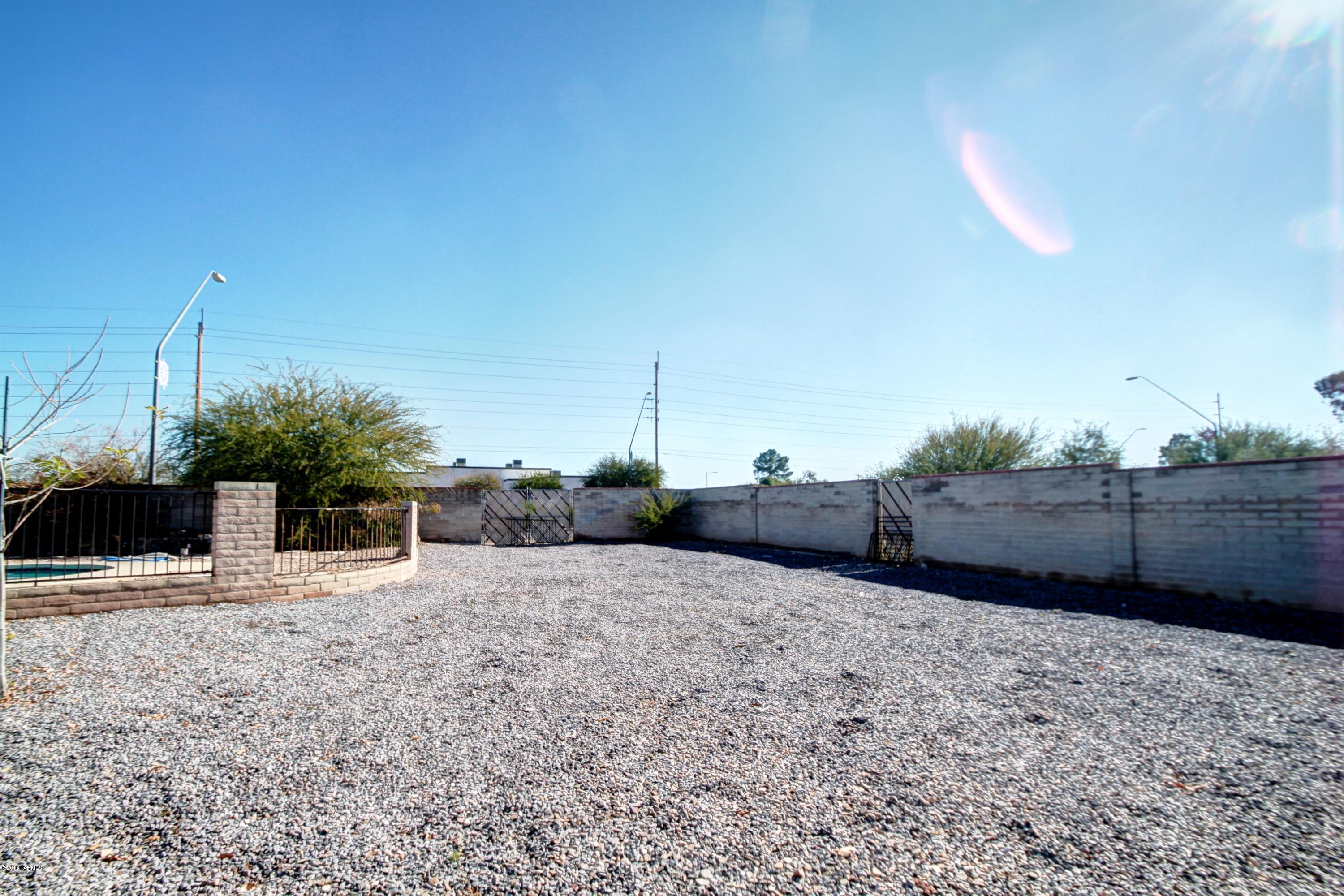 601 W Calle Antonia